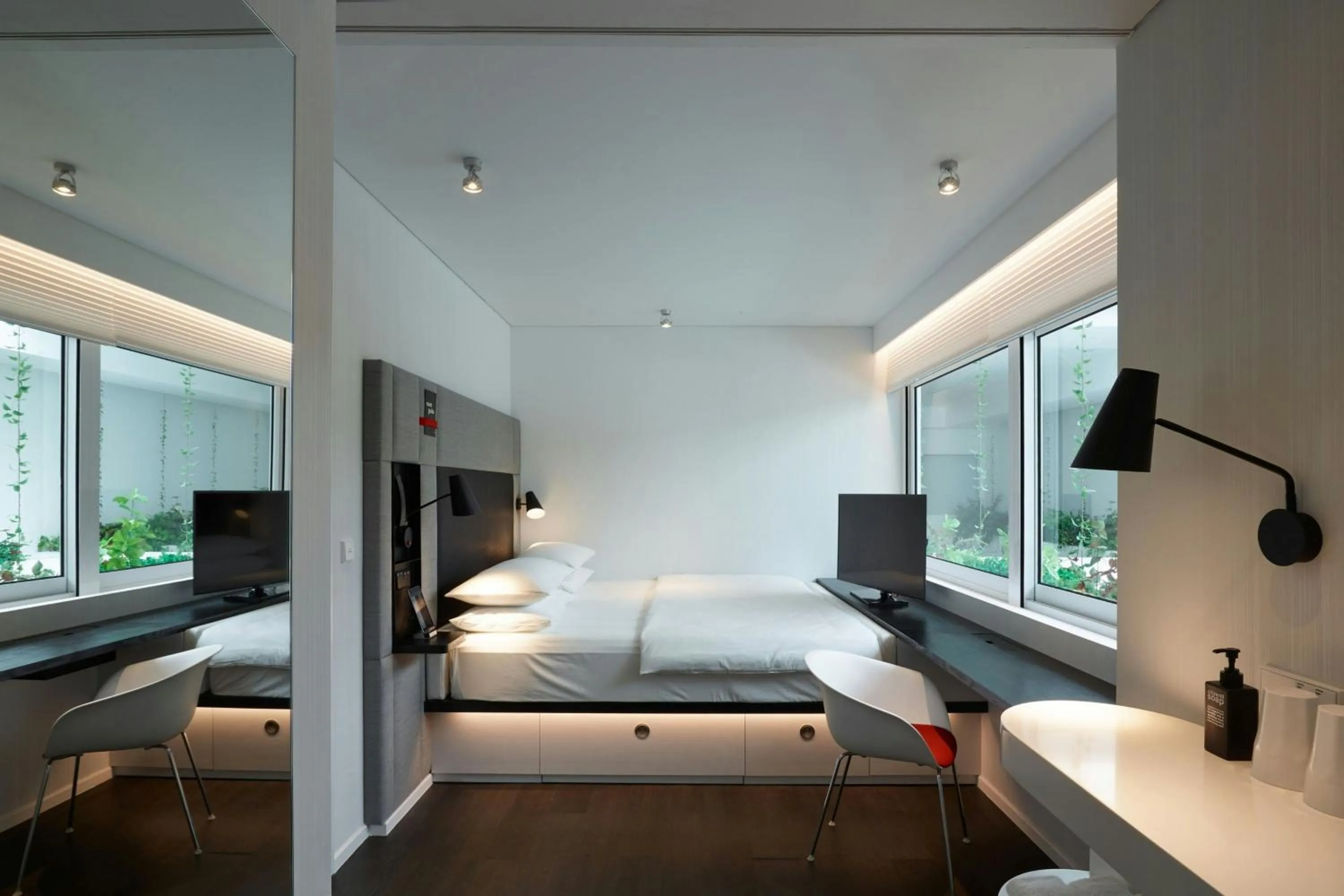 Photo of the whole room, Bed in citizenM Kuala Lumpur