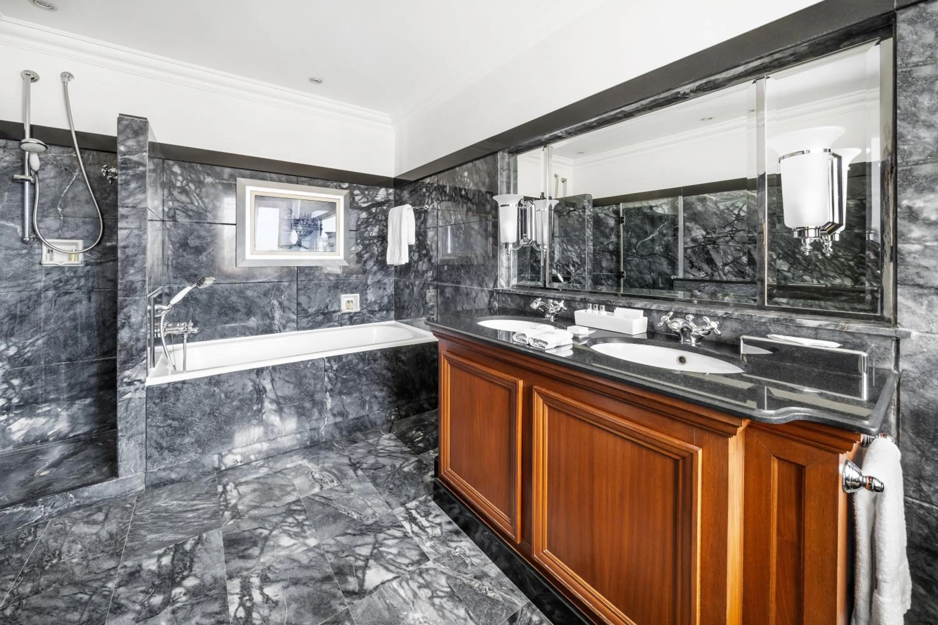 Bathroom in Palácio Estoril Hotel, Golf & Wellness