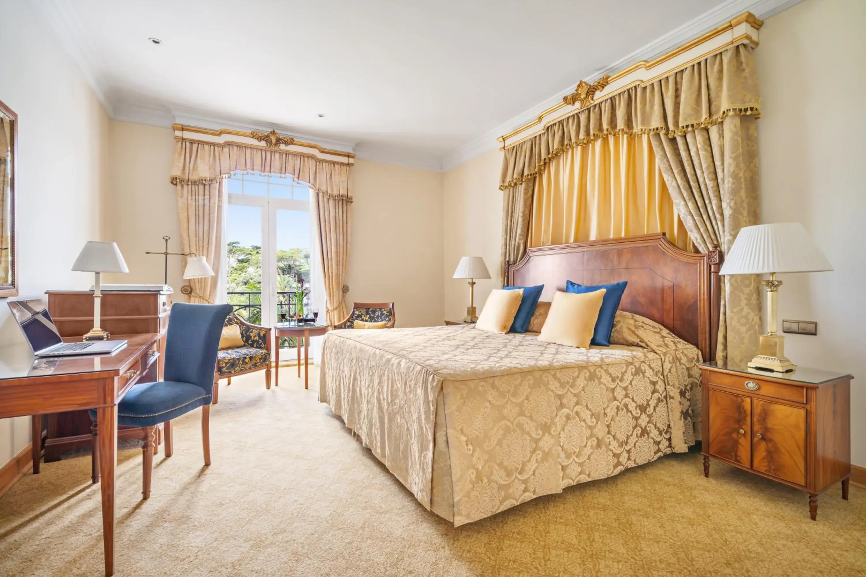 Deluxe Suite with Pool View in Palácio Estoril Hotel, Golf & Wellness Deluxe Suite with Pool View in Palácio Estoril Hotel, Golf & Wellness