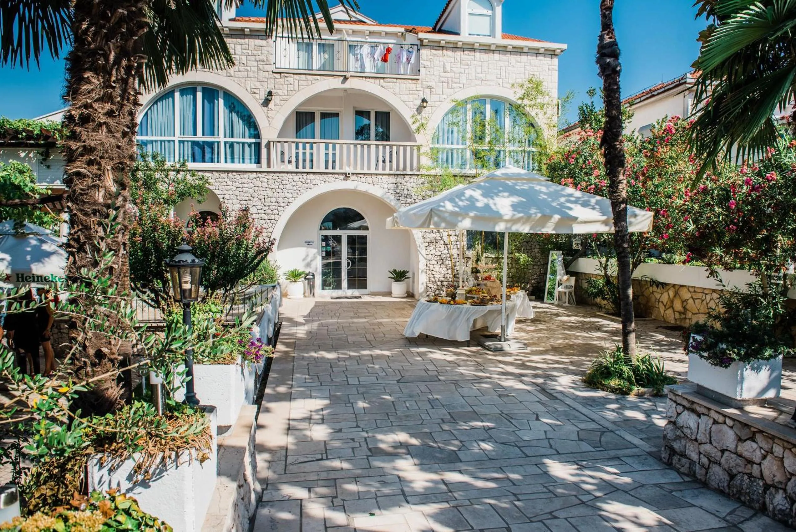 Facade/entrance in Hotel Metković