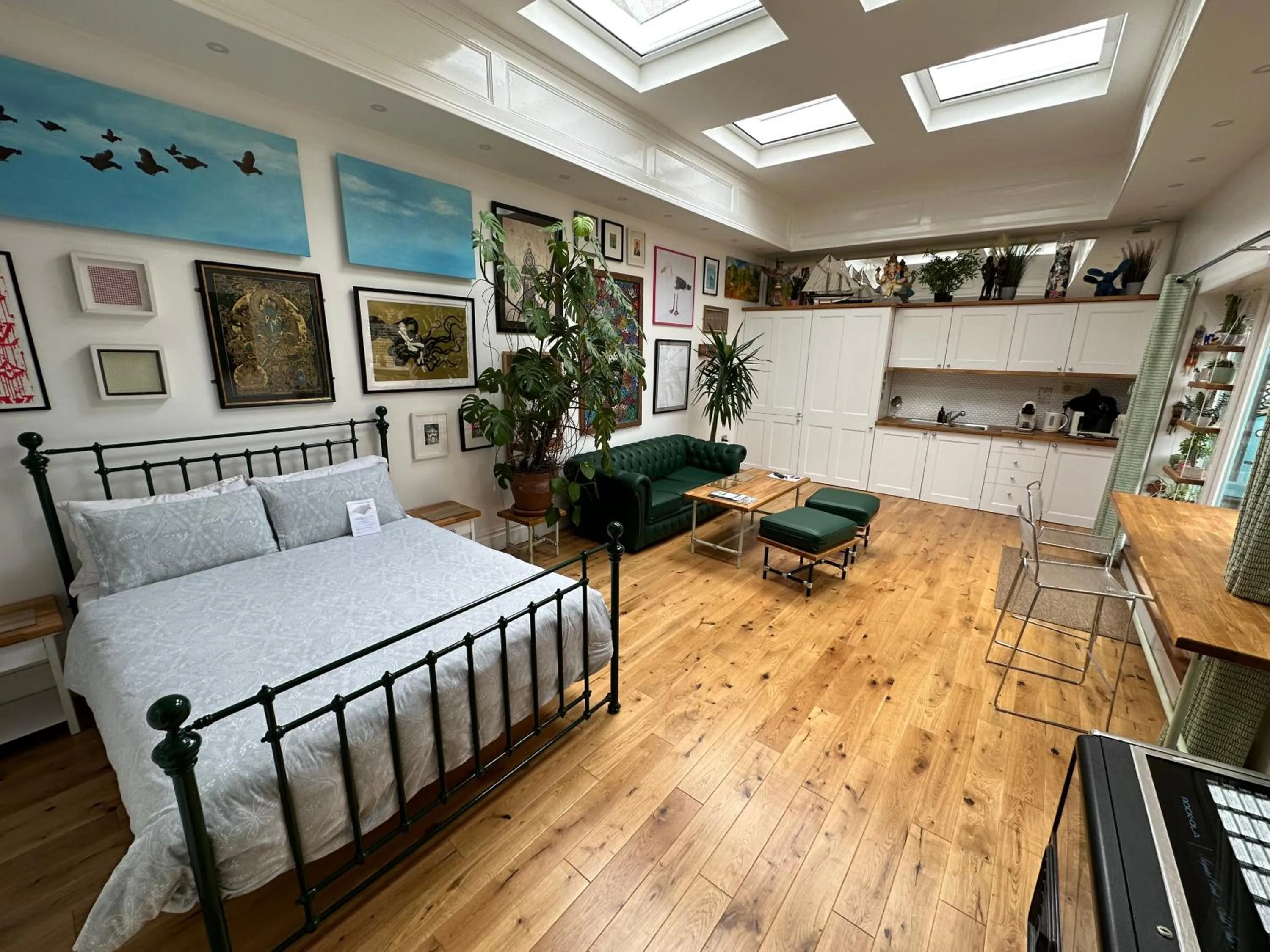 Photo of the whole room, Bed in The Beetroot