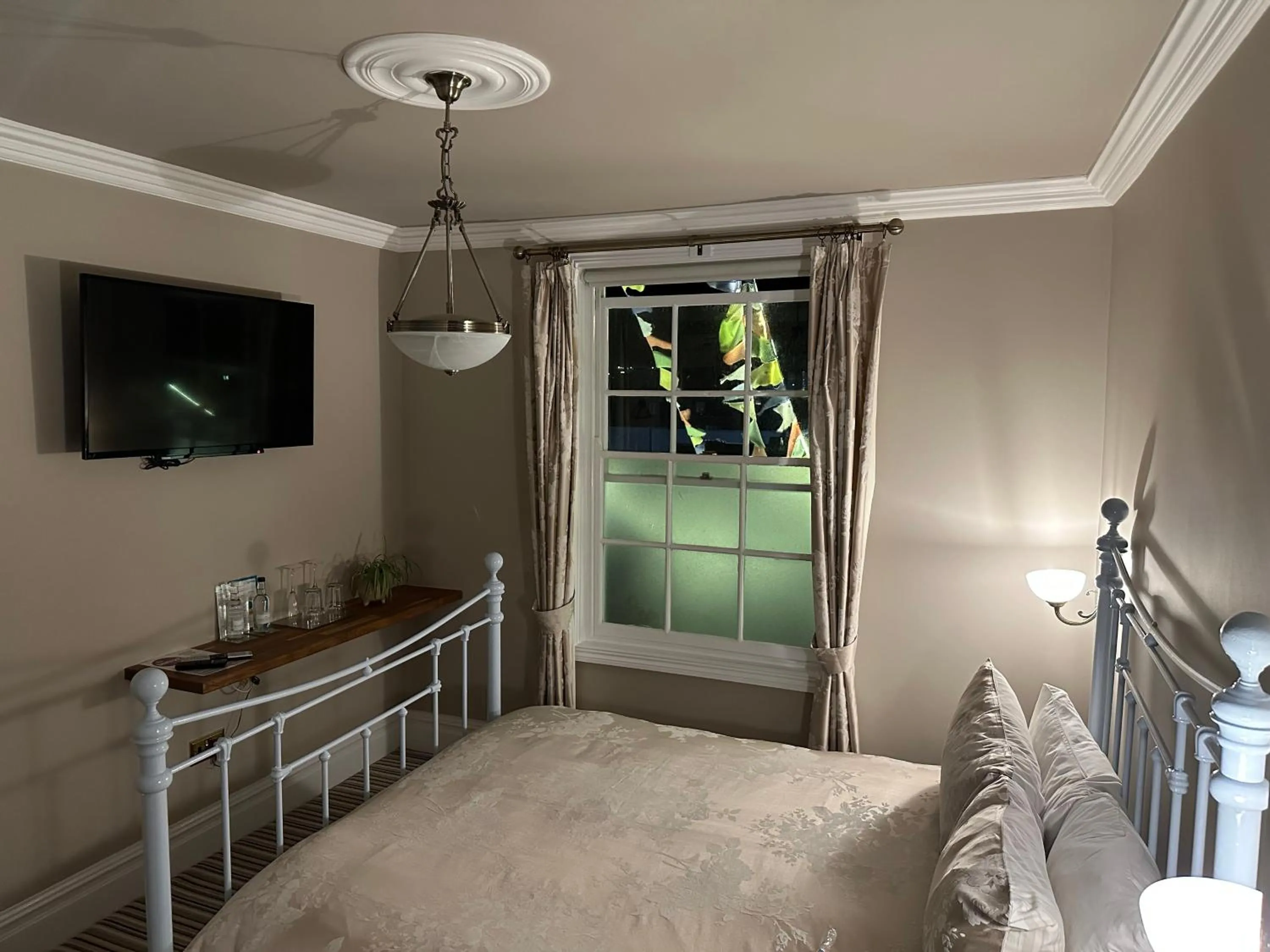 Photo of the whole room, Bed in The Beetroot