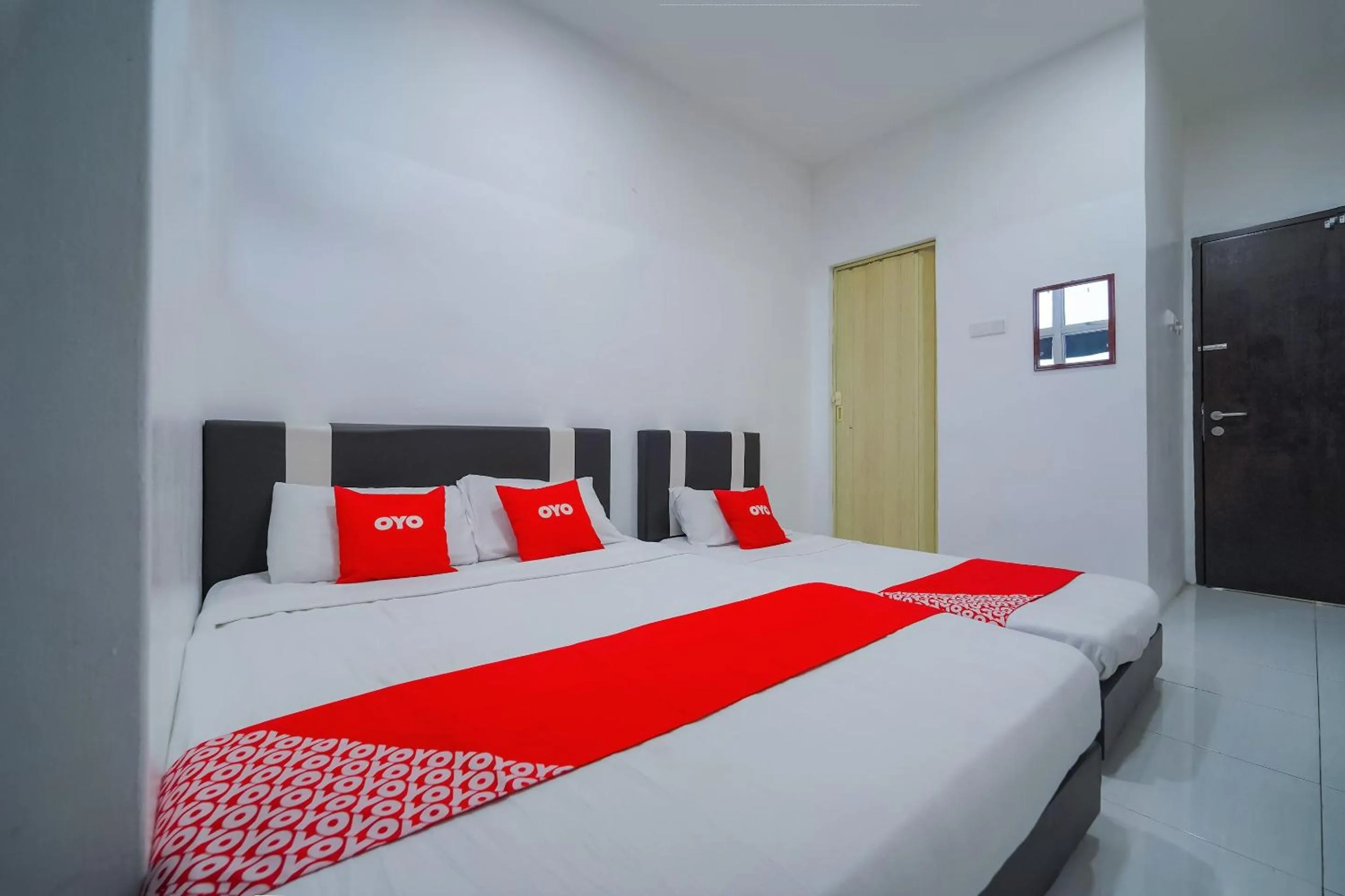 Bedroom, Bed in OYO 89820 Sp Berlian Inn