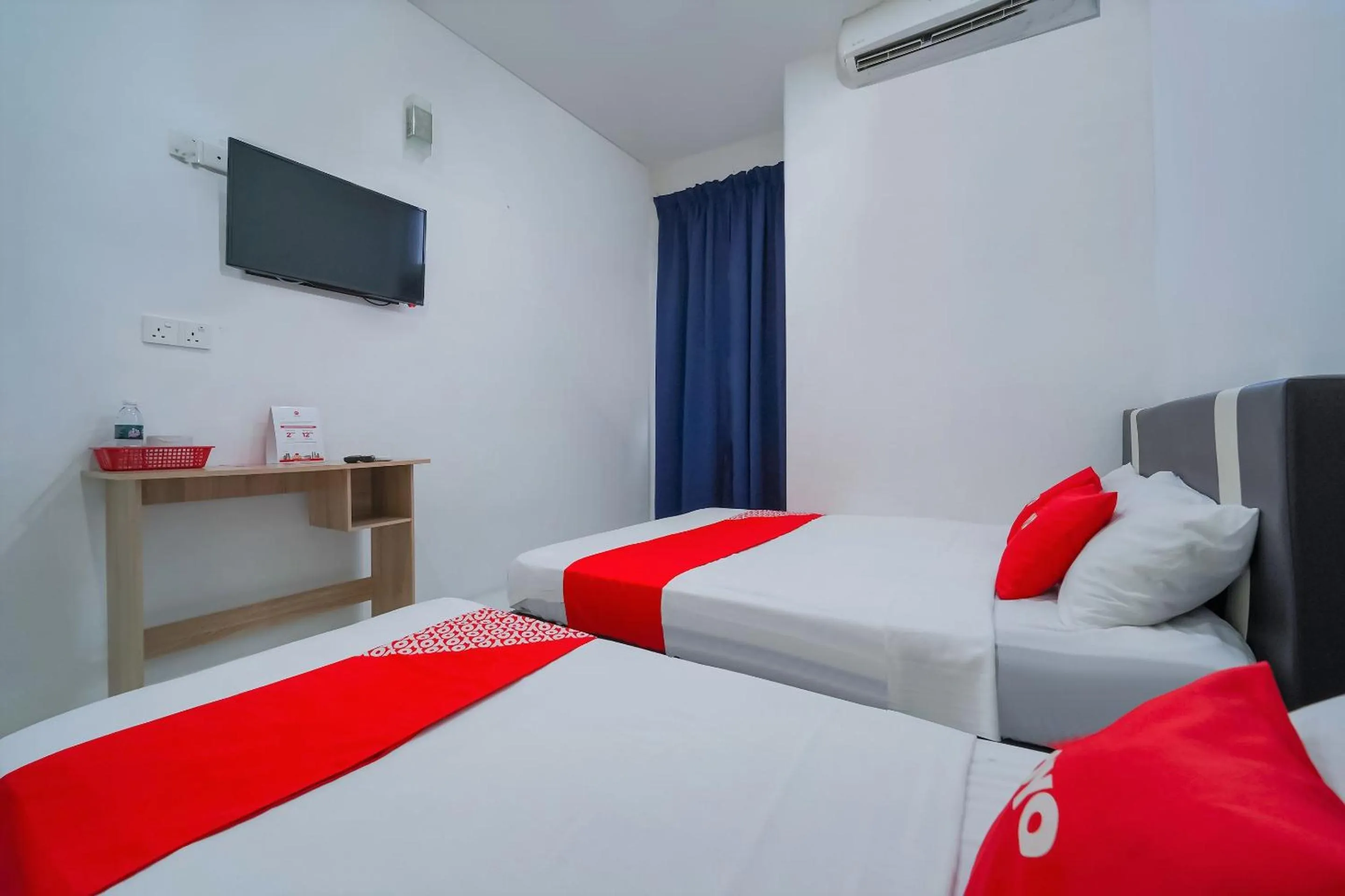 Bedroom, Bed in OYO 89820 Sp Berlian Inn