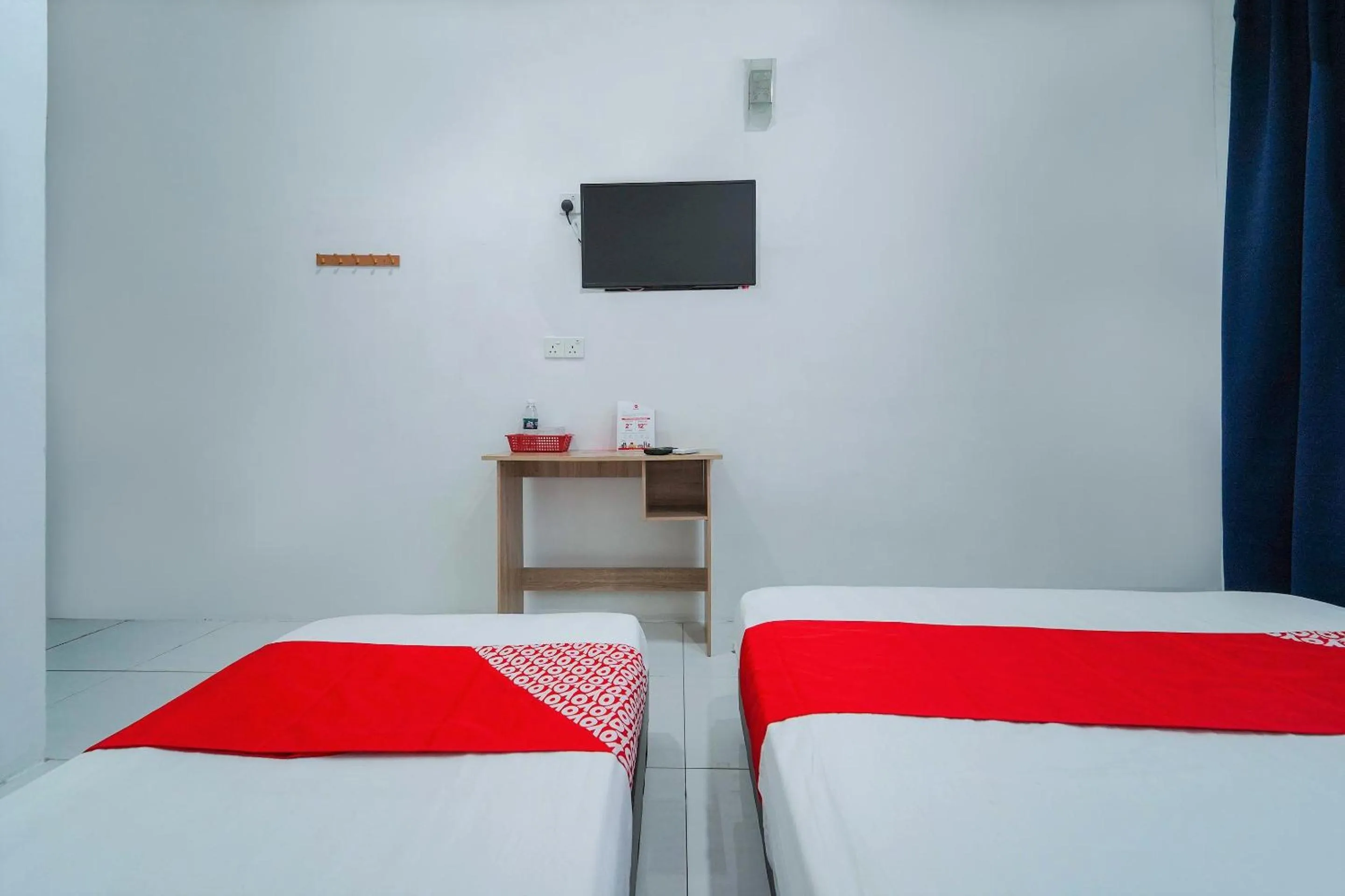 Bedroom, Bed in OYO 89820 Sp Berlian Inn