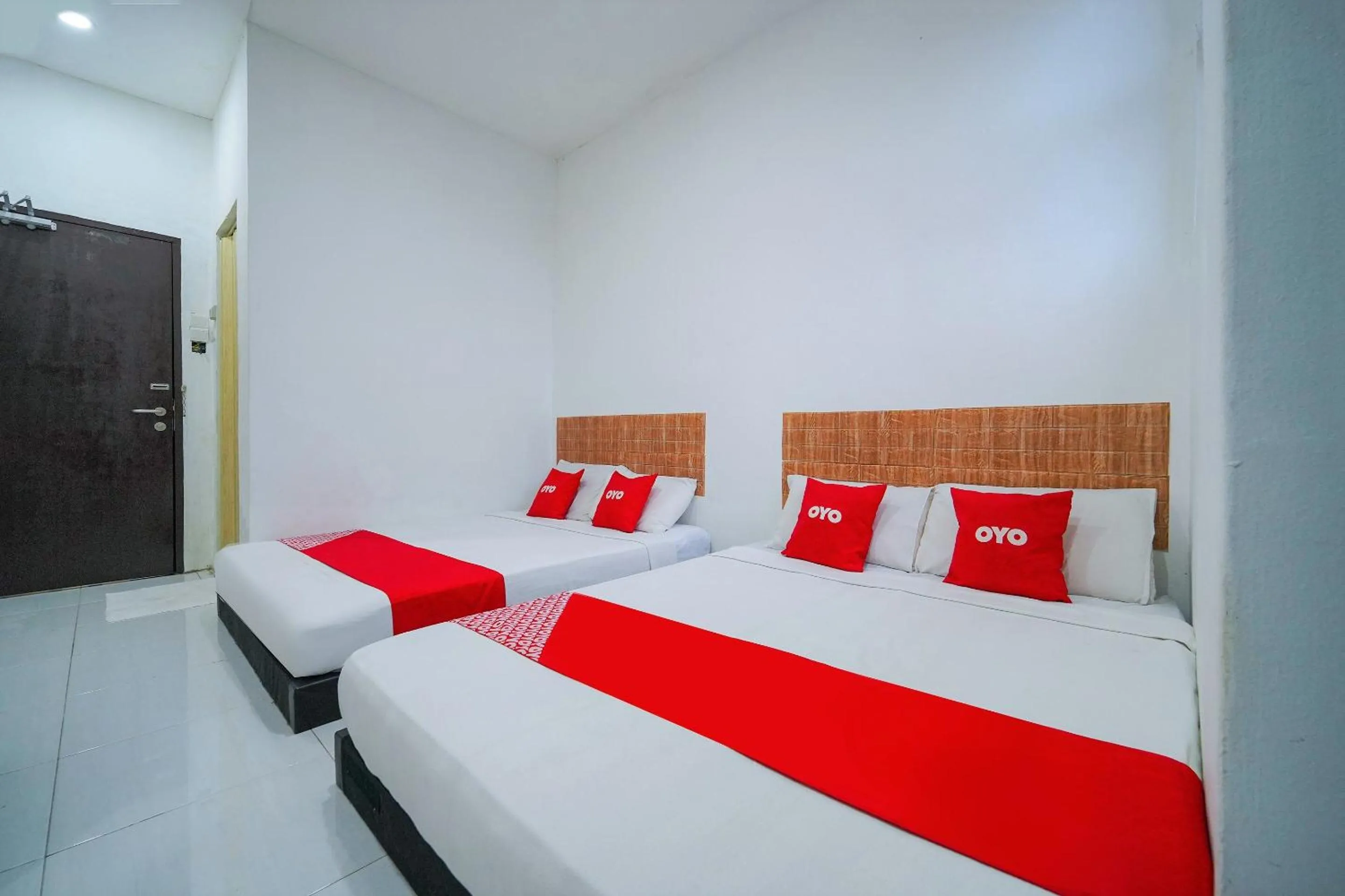 Bedroom, Bed in OYO 89820 Sp Berlian Inn