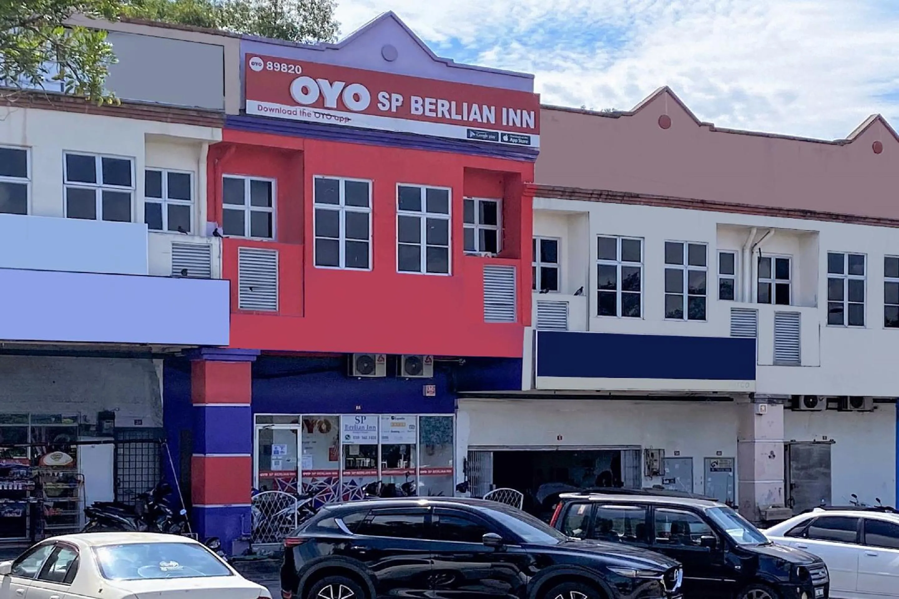 Facade/entrance in OYO 89820 Sp Berlian Inn