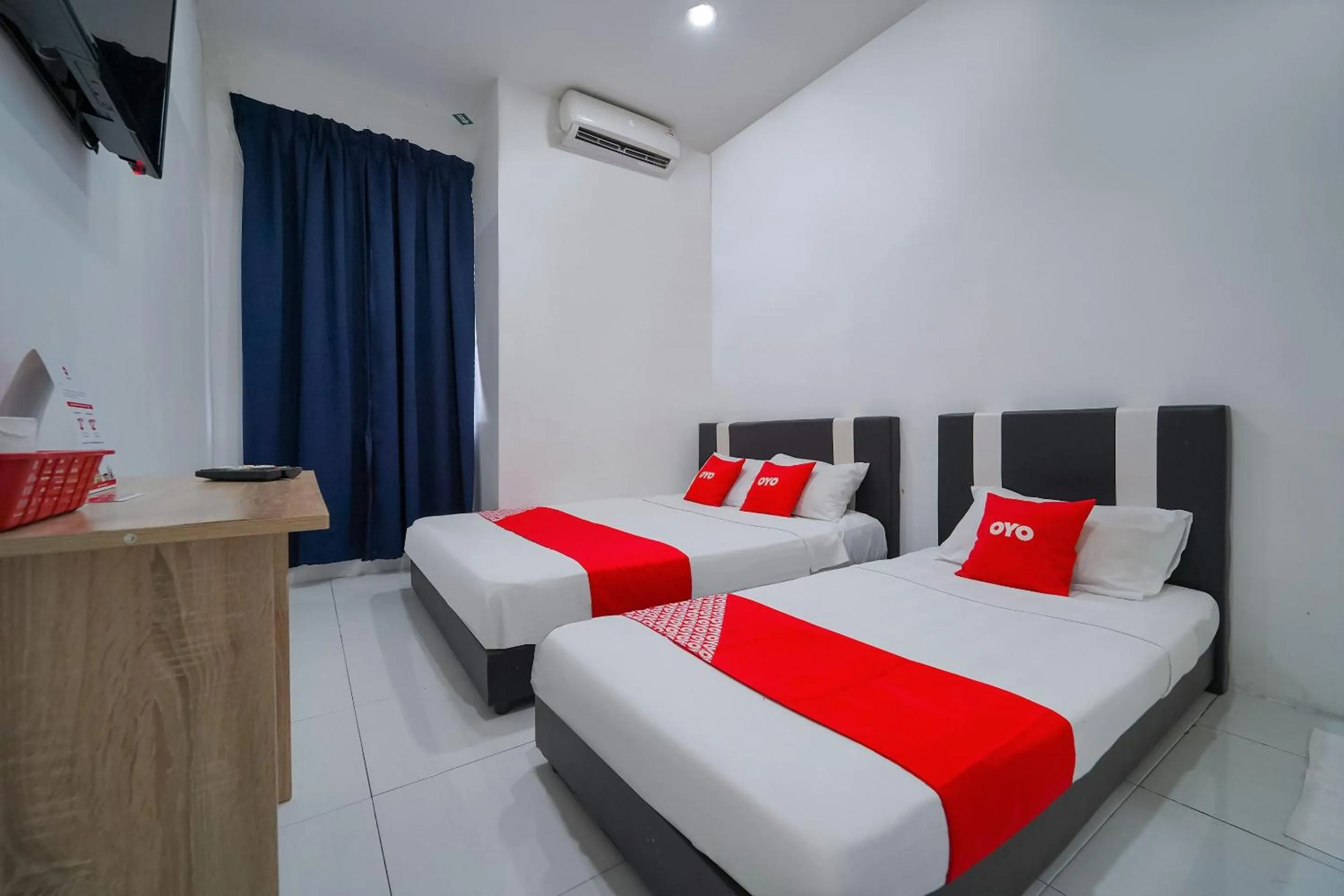 Bedroom, Bed in OYO 89820 Sp Berlian Inn