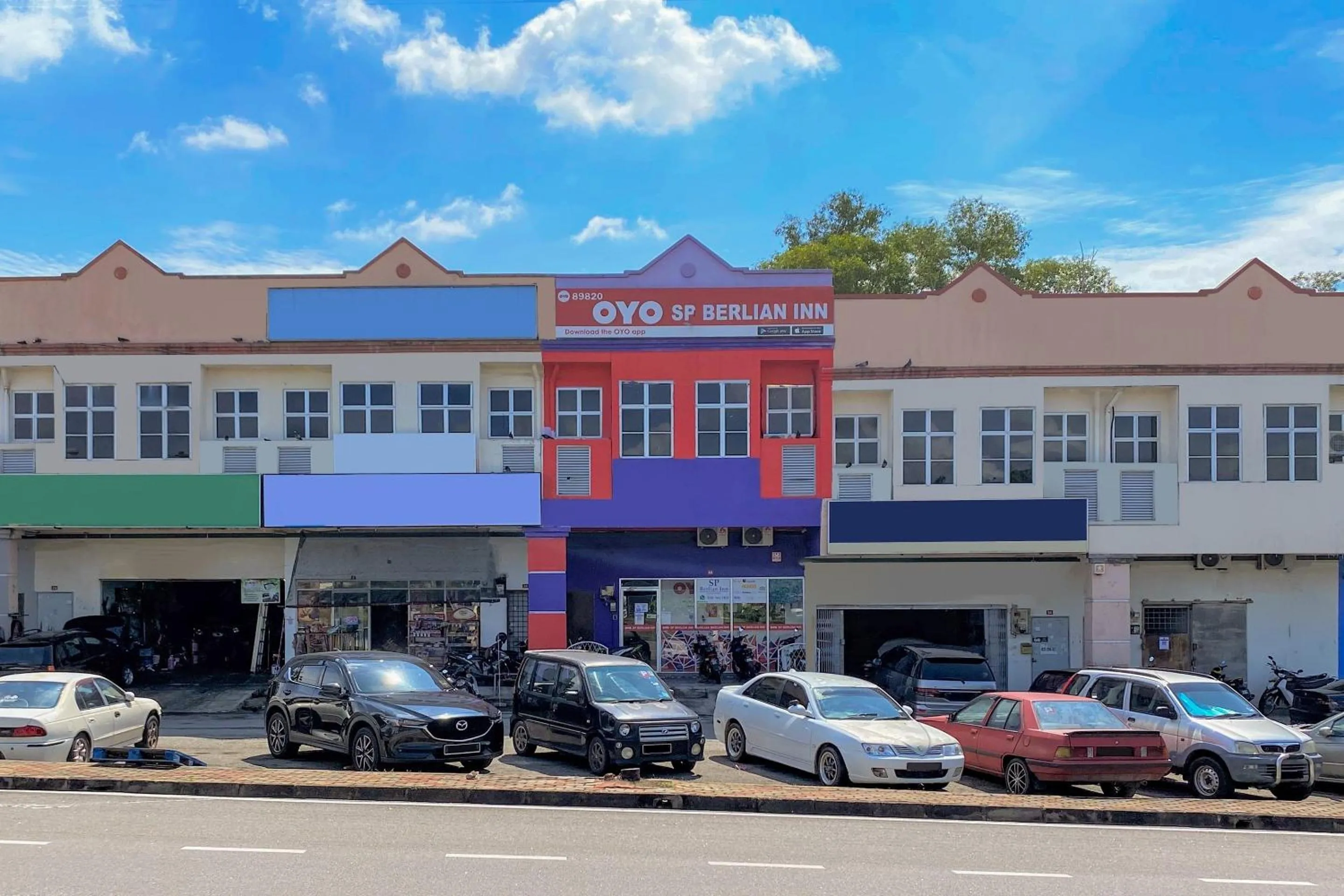 Facade/entrance in OYO 89820 Sp Berlian Inn