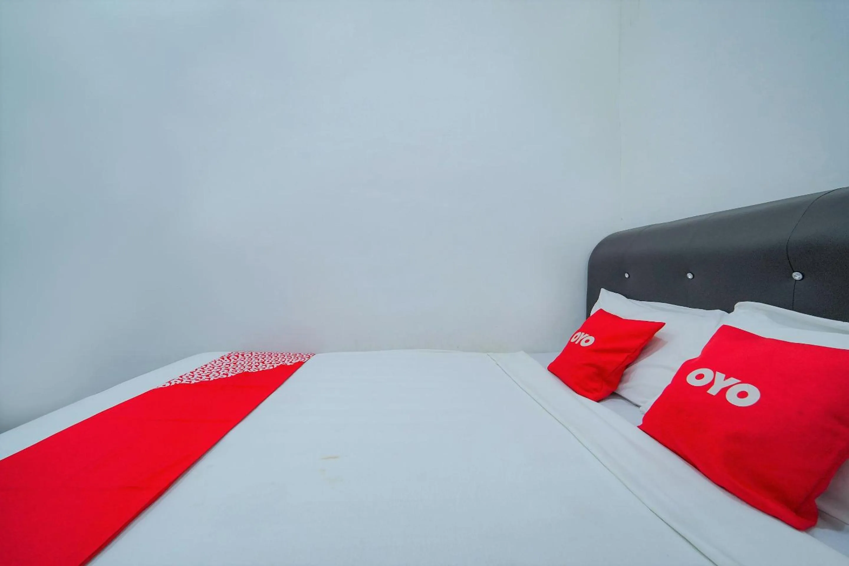 Bedroom, Bed in OYO 89820 Sp Berlian Inn