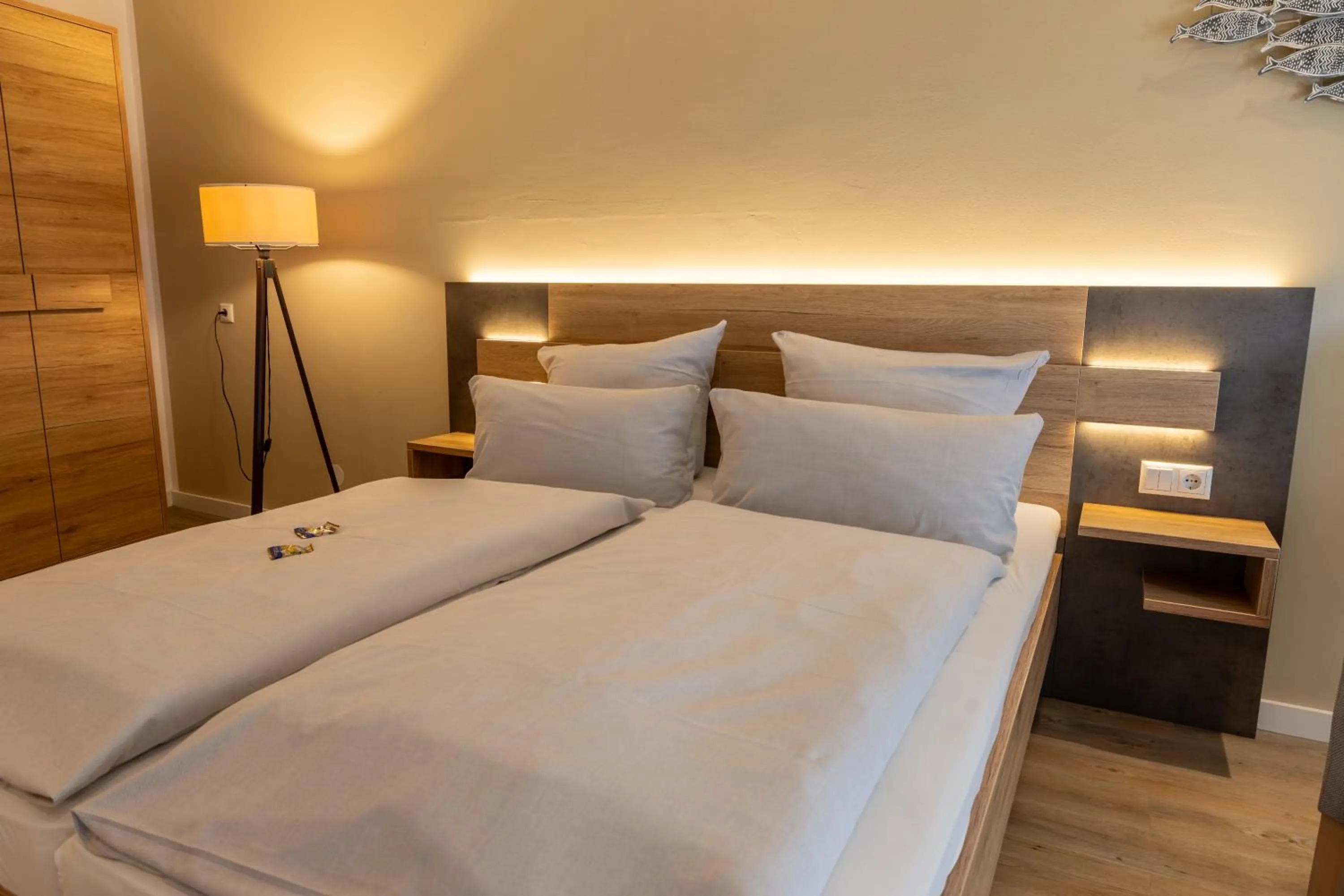 Photo of the whole room, Bed in Hotel Lüttje Burg