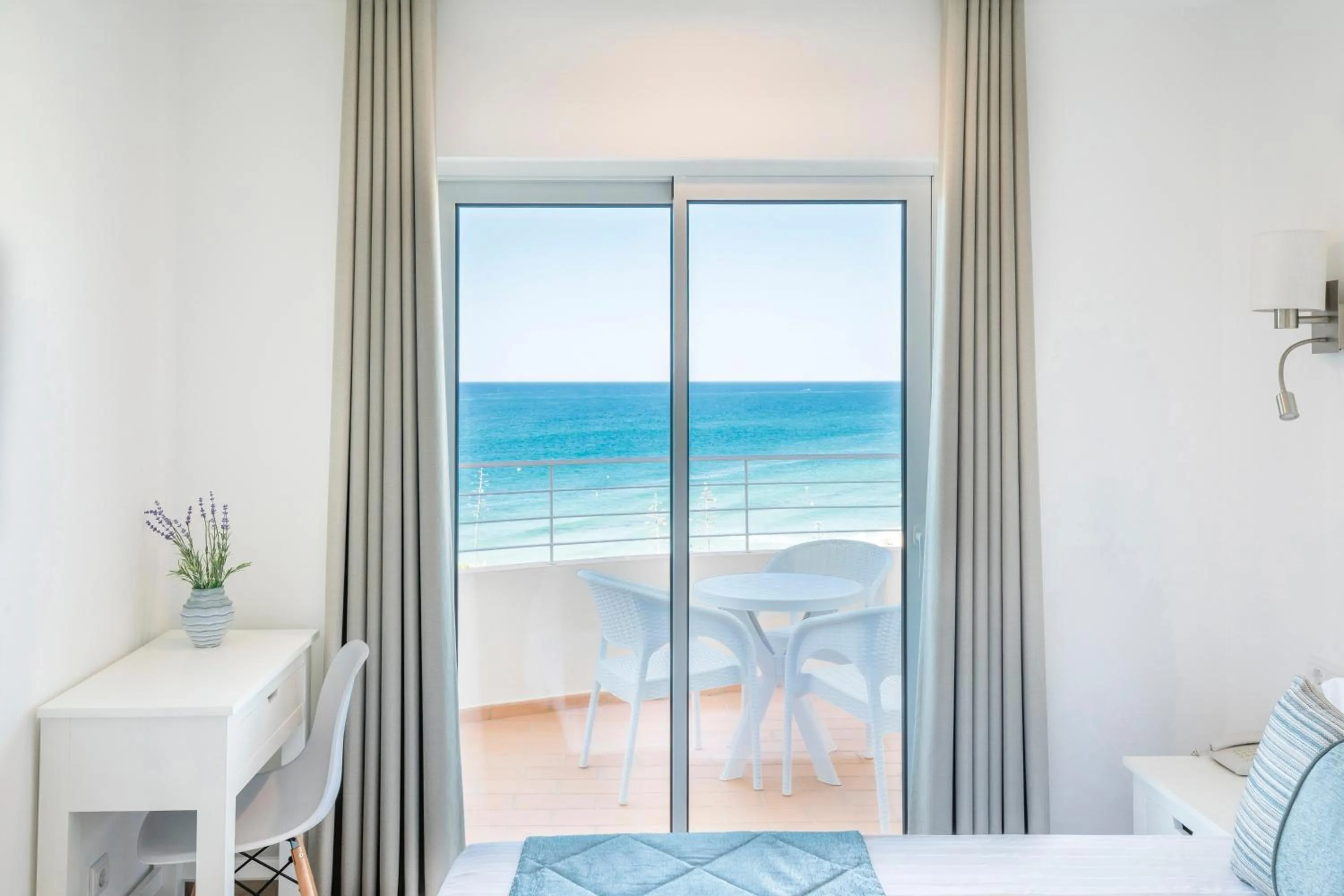 Sea view, Bed in Clube Porto Mos - Sunplace Hotels & Beach Resort