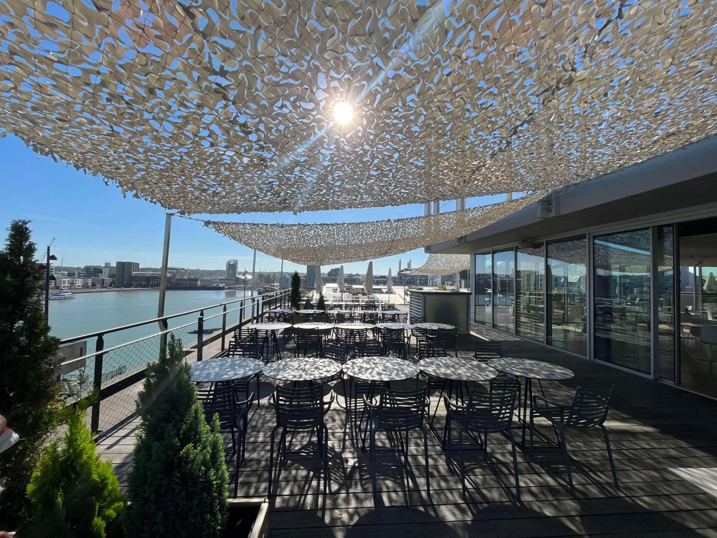 Restaurant/places to eat in Radisson Blu Hotel Bordeaux