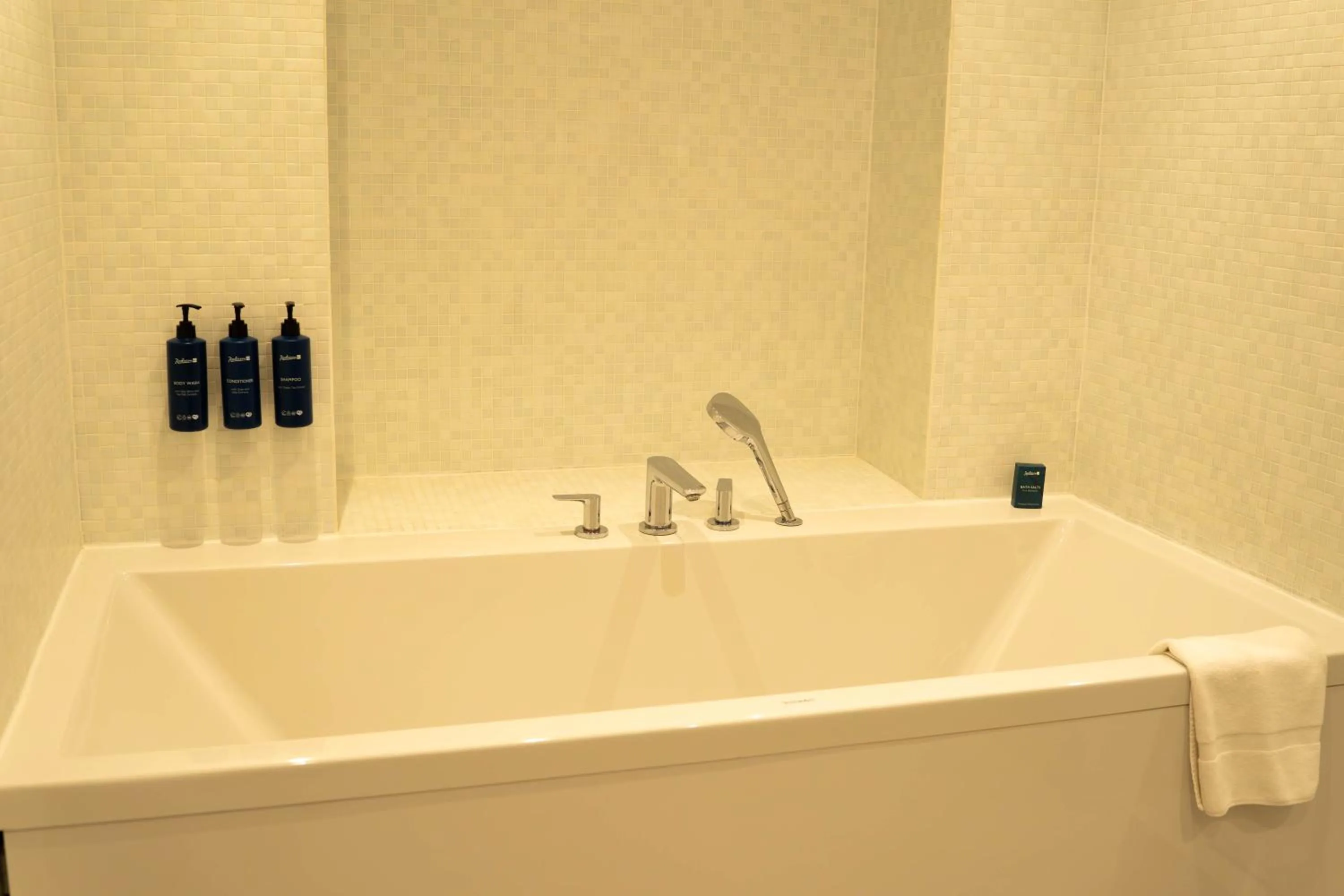 Bathroom in Radisson Blu Hotel Bordeaux