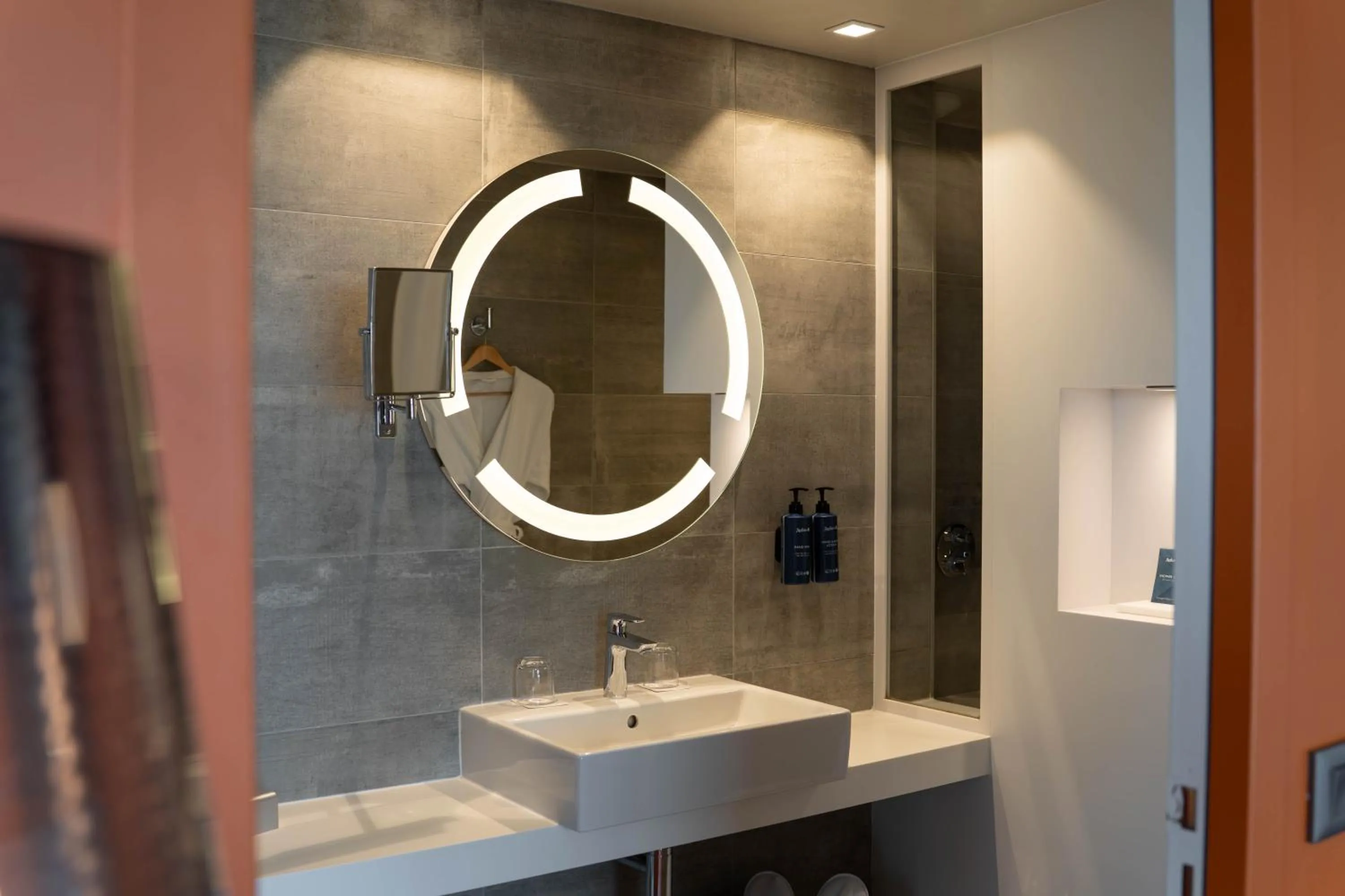 Shower in Radisson Blu Hotel Bordeaux