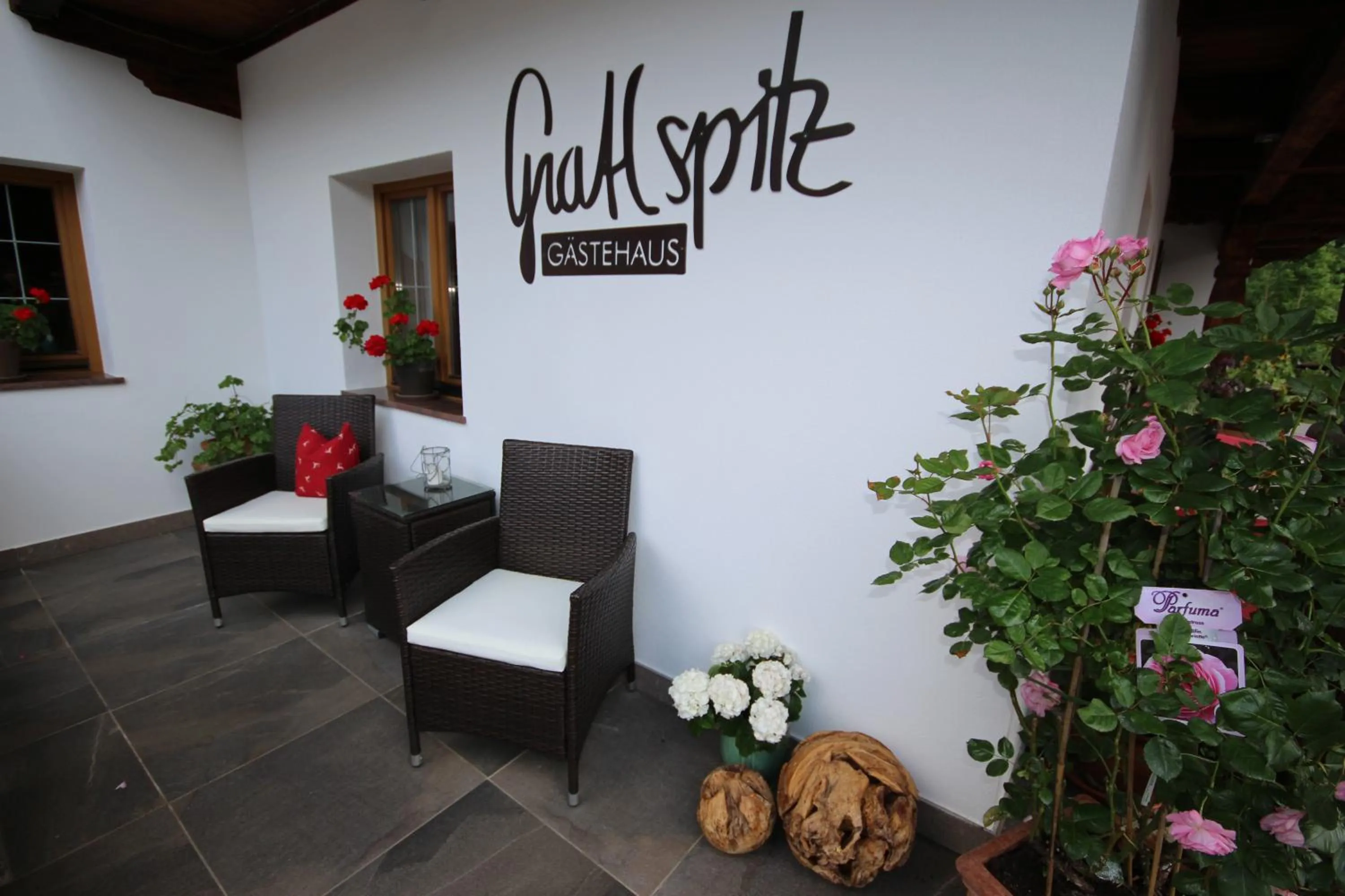 Facade/entrance in Gästehaus Gratlspitz