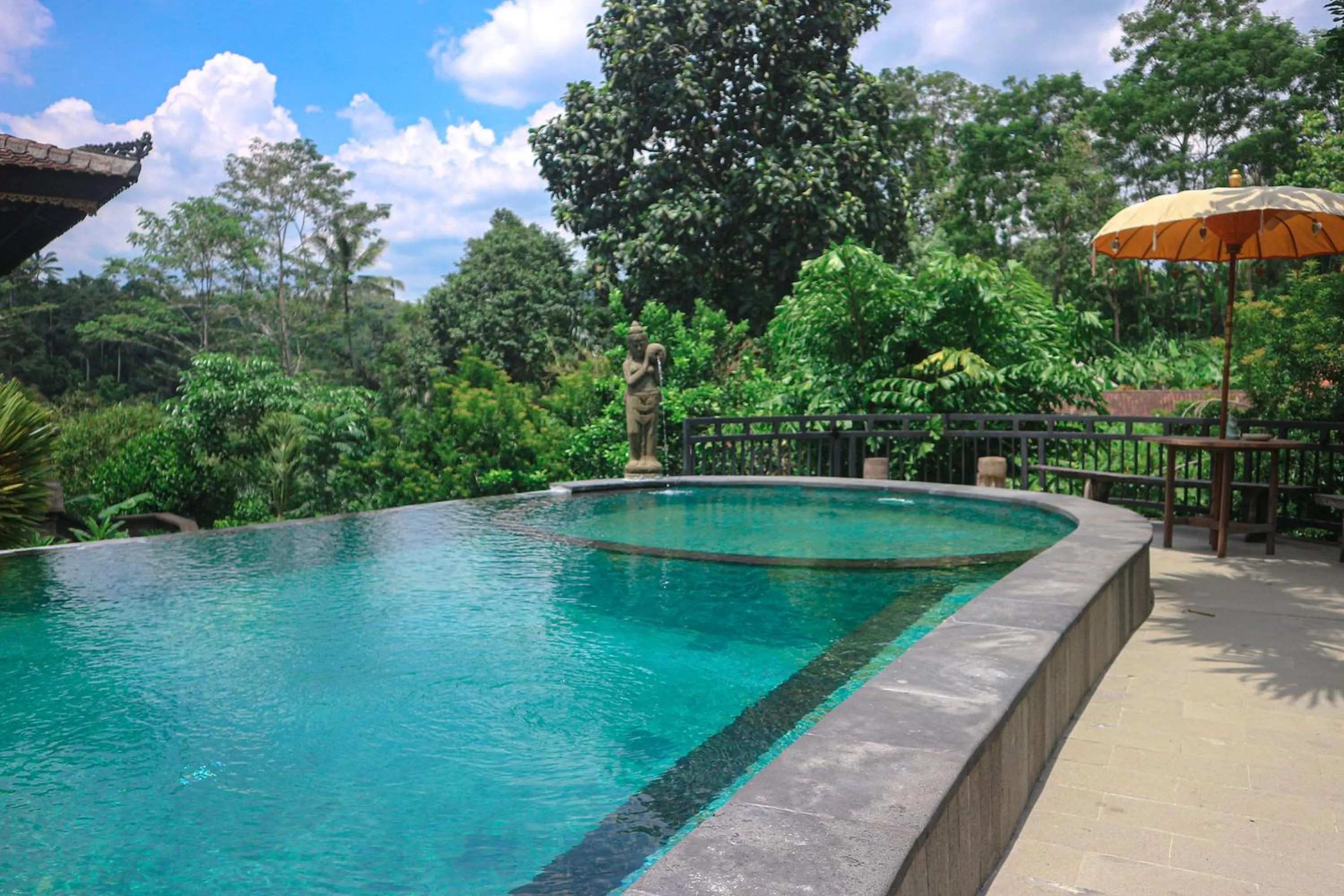 Swimming pool in The Lumbung Jaya by Uniquecations