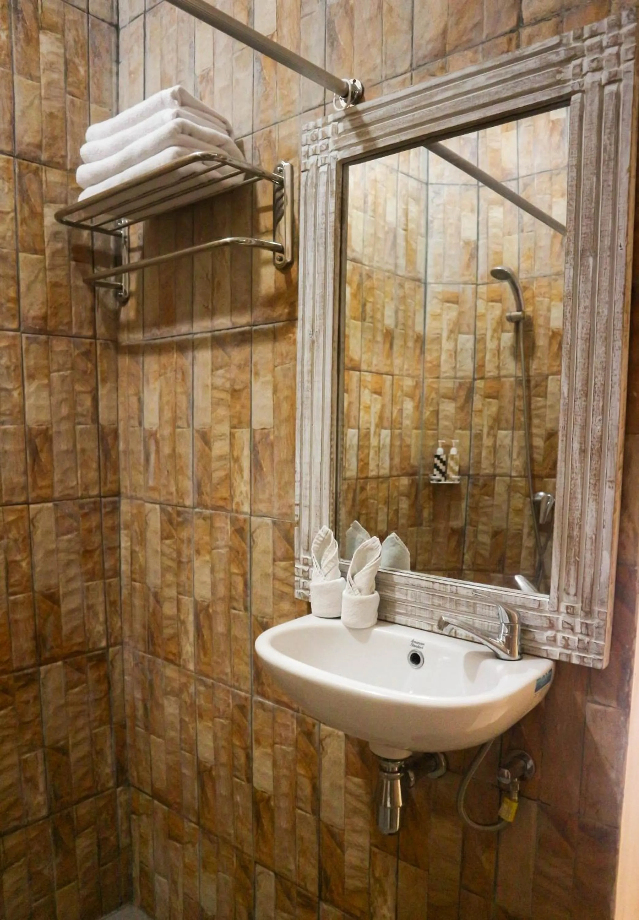 Bathroom in The Lumbung Jaya by Uniquecations