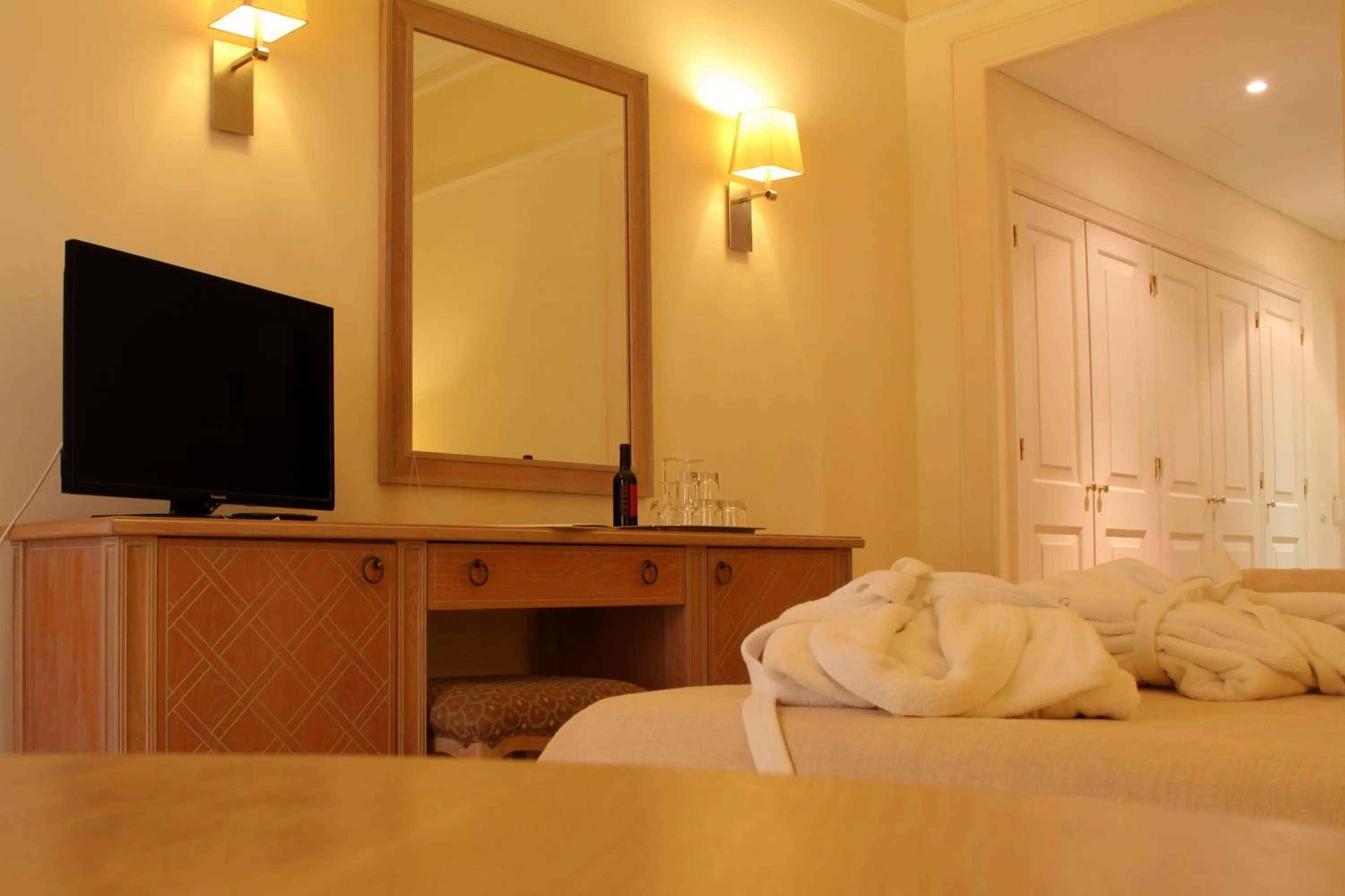 Bedroom, TV/Entertainment Center in Hotel Quinta das Vistas