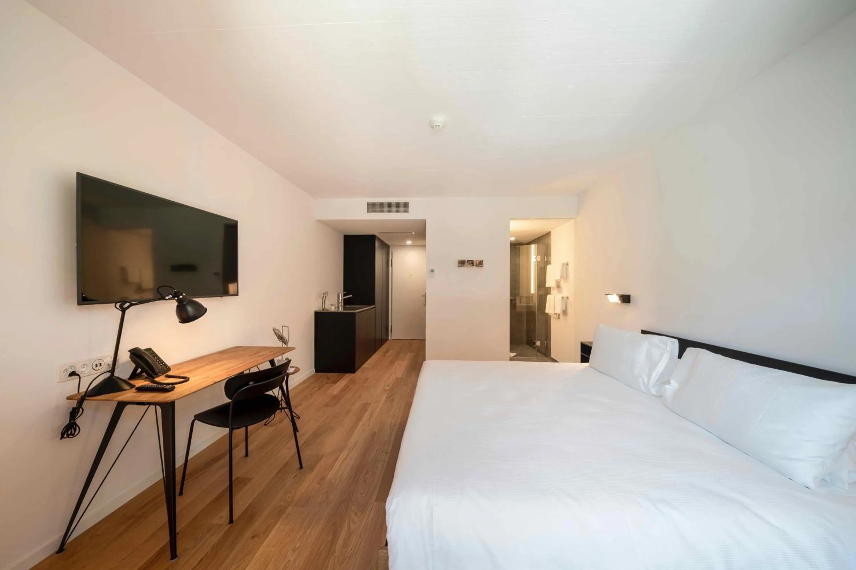 Photo of the whole room, Bed in SET Hotel.Residence by Teufelhof Basel