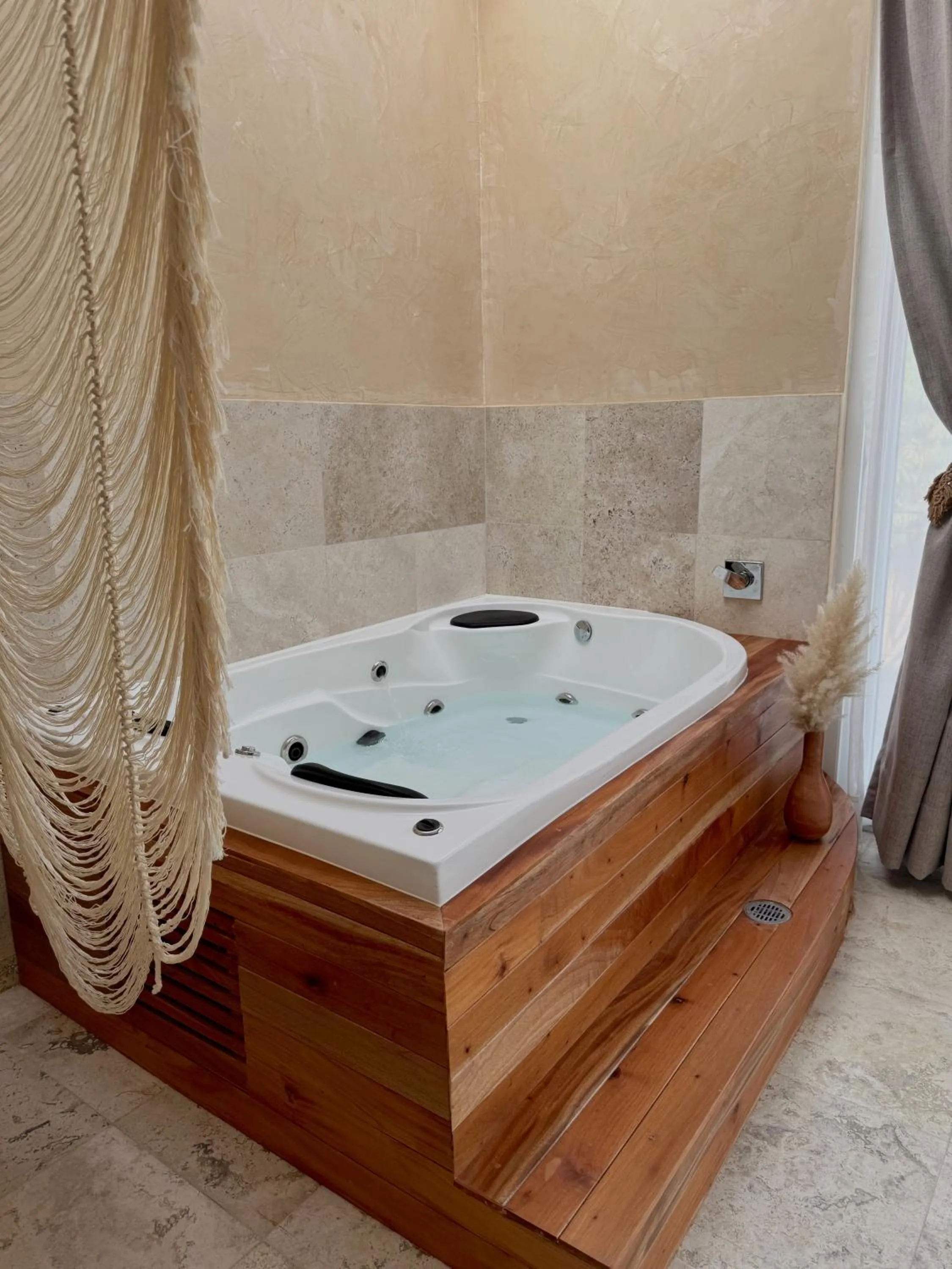 Hot Tub in Alilo by Muuk