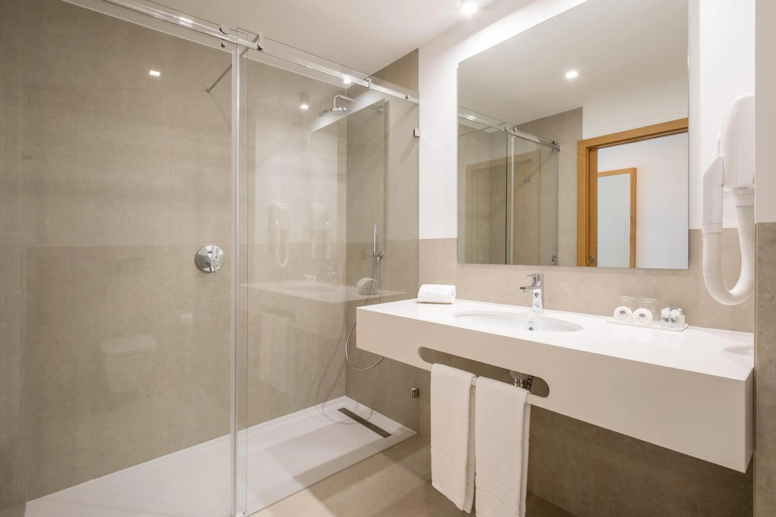 Shower in Ancora Park - Sunplace Hotels & Resorts