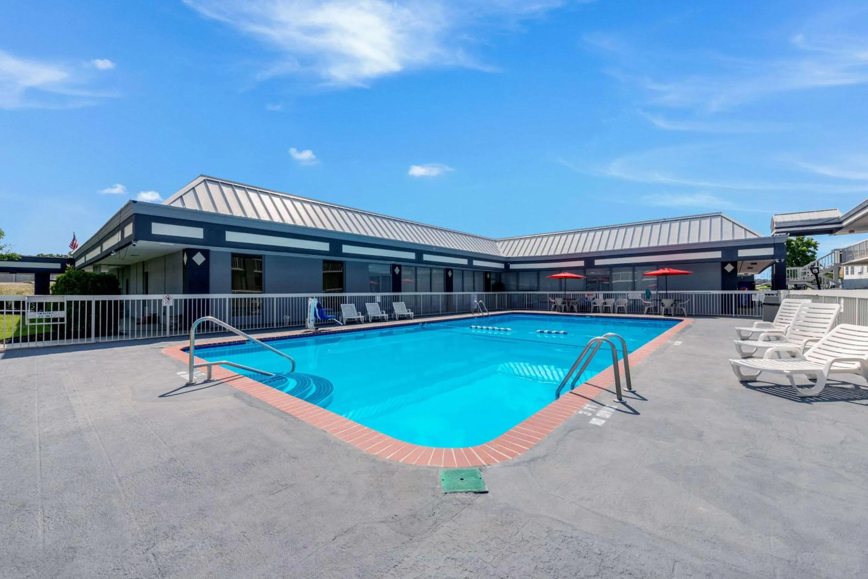 Swimming pool in Quality Inn Concord Kannapolis