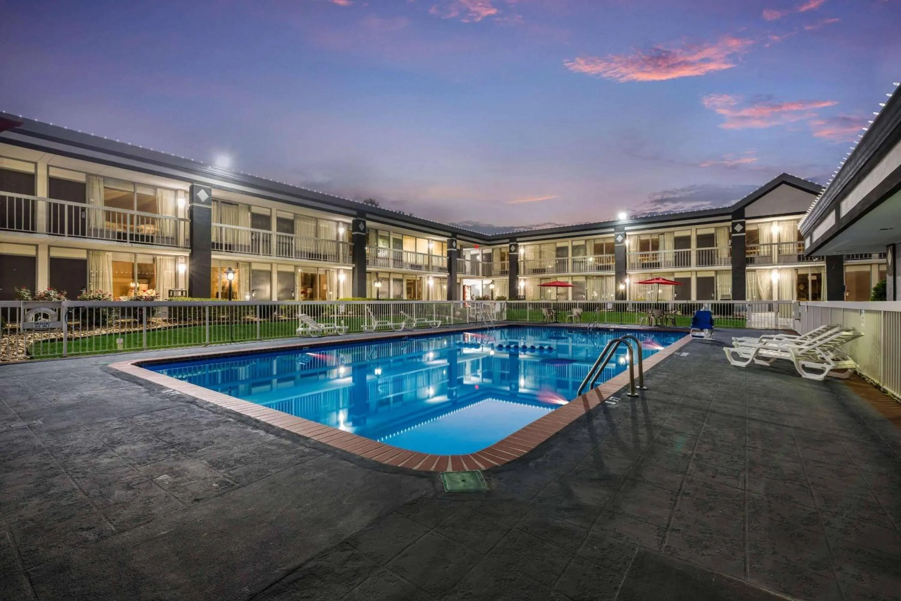 Swimming pool in Quality Inn Concord Kannapolis