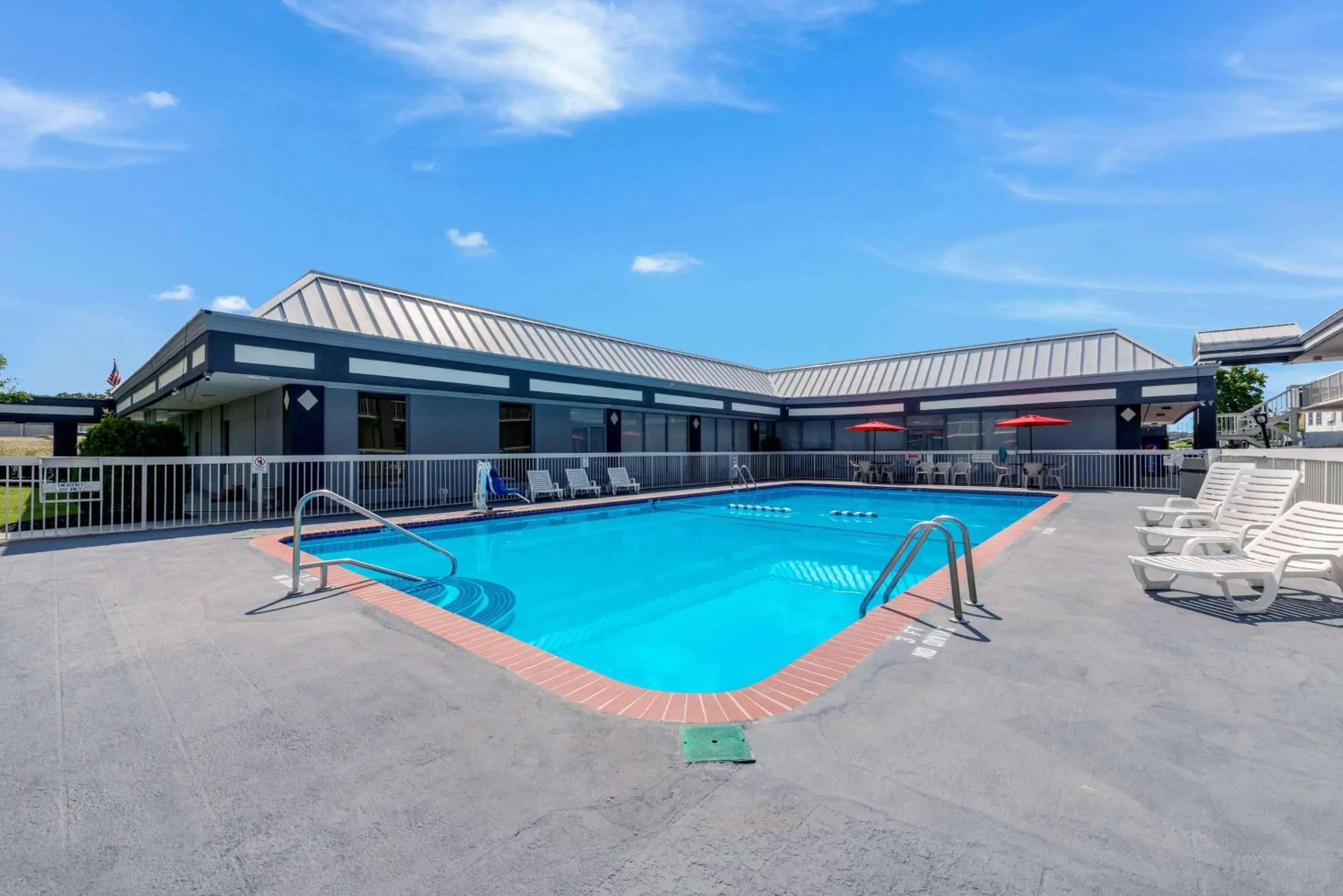 Swimming pool in Quality Inn Concord Kannapolis