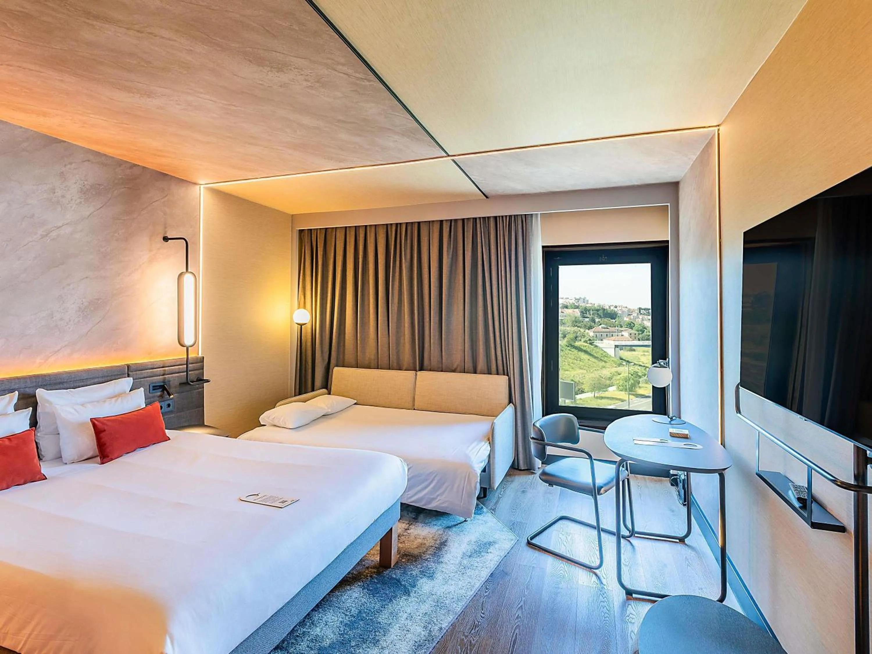 Bedroom, Bed in Novotel Lisboa