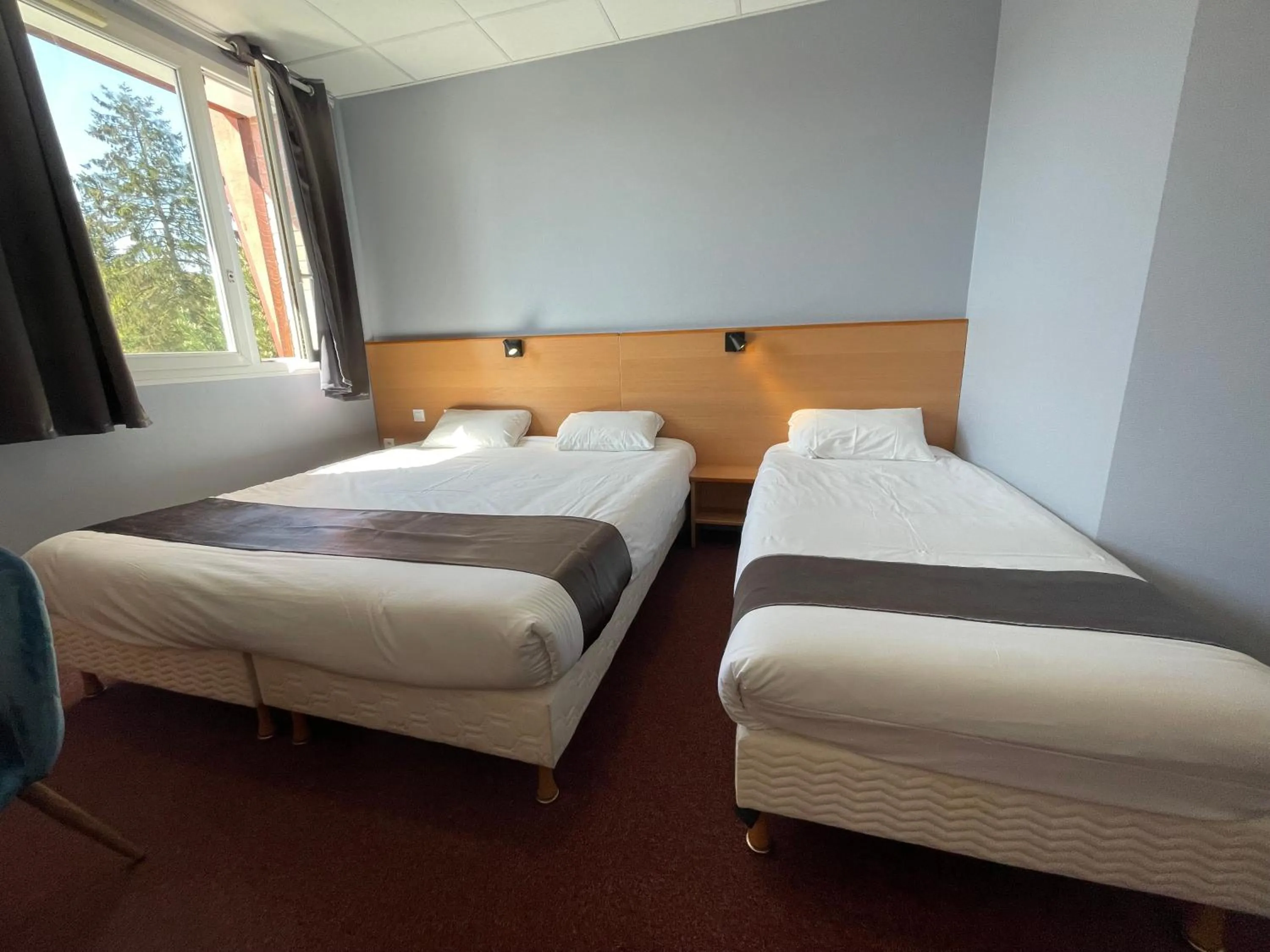 Bed in Hotel Le Saint Aubin