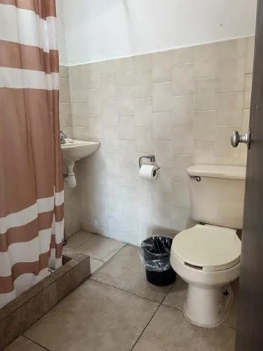 Shower in El Rincon de Los Angeles