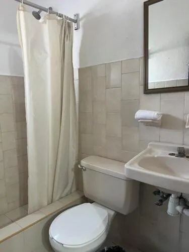 Shower in El Rincon de Los Angeles