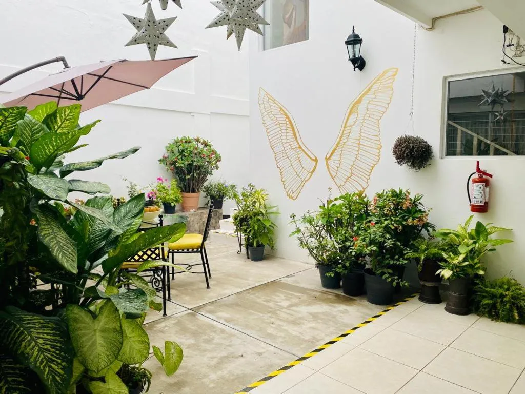 Inner courtyard view in El Rincon de Los Angeles