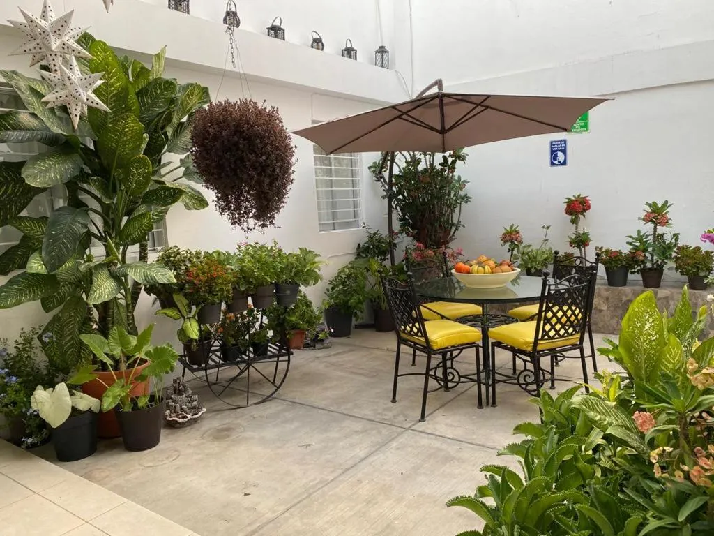 Inner courtyard view in El Rincon de Los Angeles
