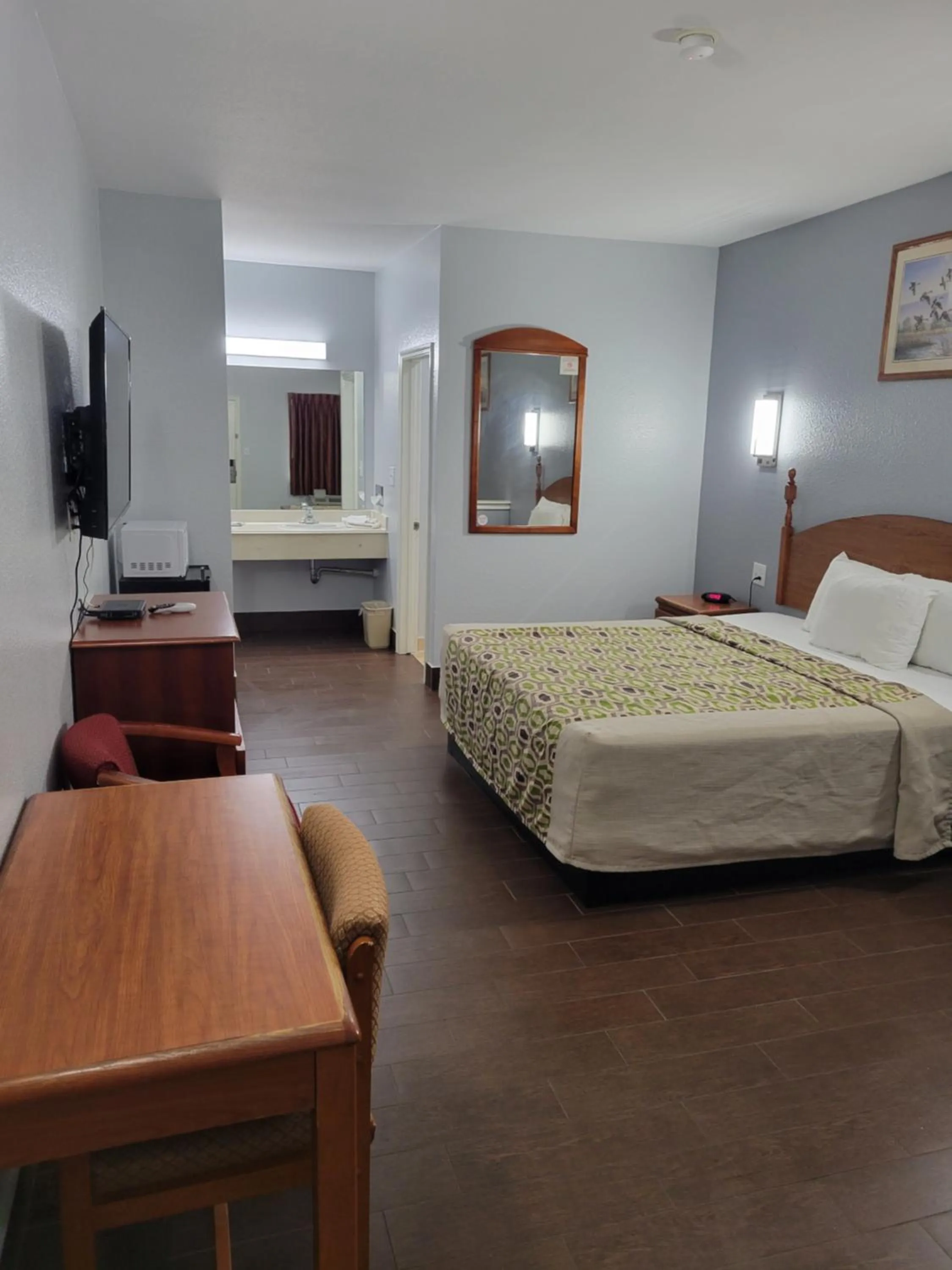 Photo of the whole room, Bed in Scottish Inn & Suites