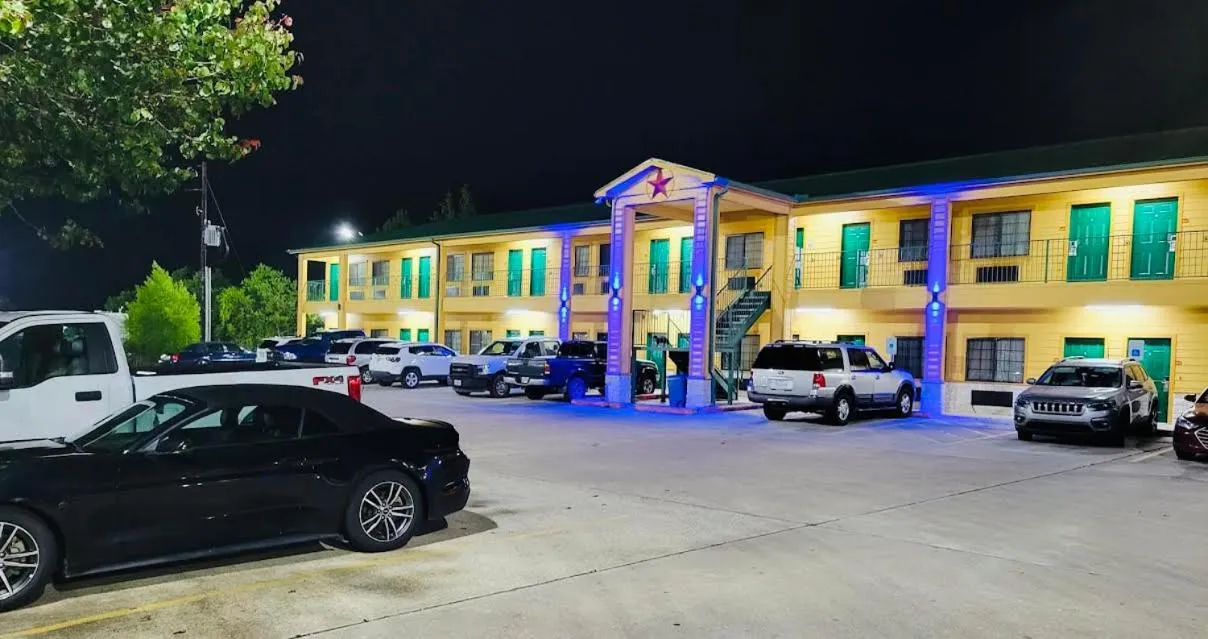 Property building in Scottish Inn & Suites