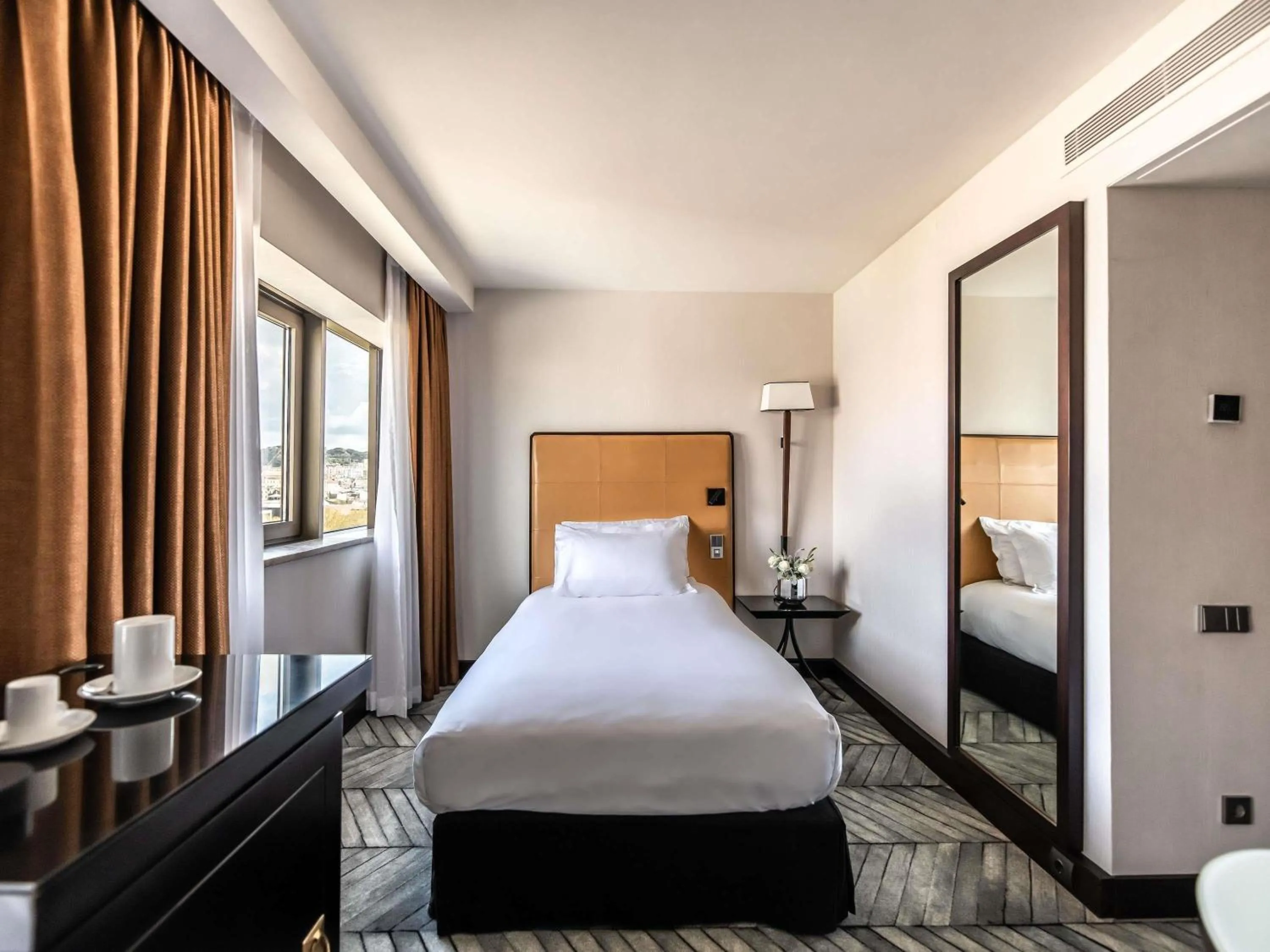 Bedroom, Bed in Sofitel Lisbon Liberdade