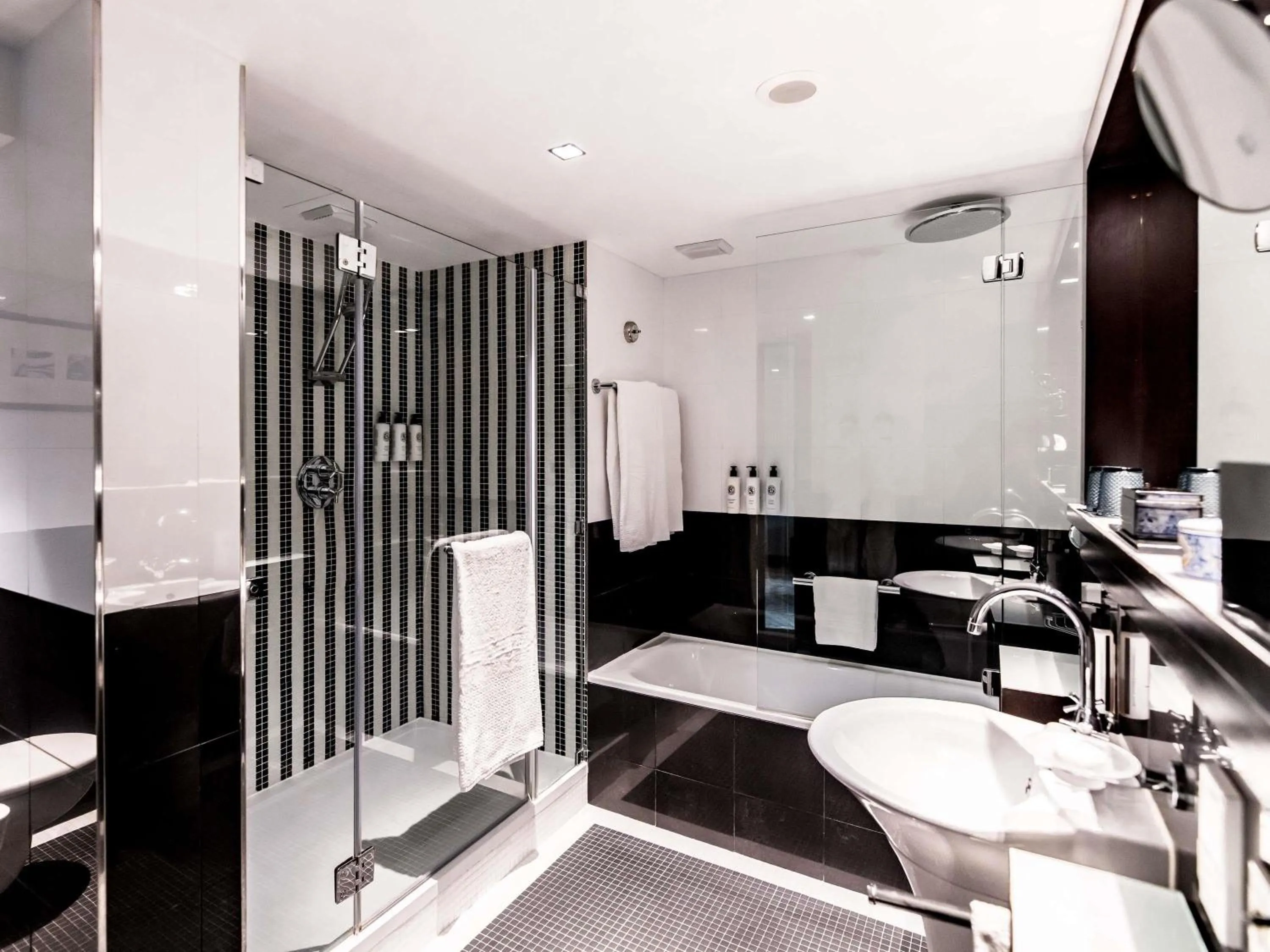 Bedroom in Sofitel Lisbon Liberdade