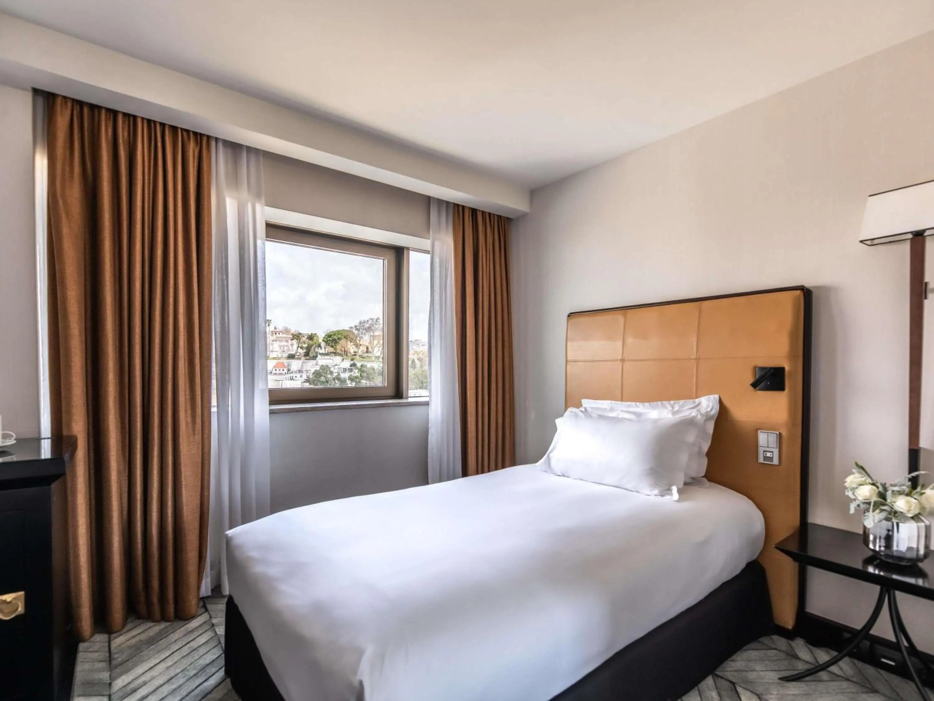 Bedroom, Bed in Sofitel Lisbon Liberdade