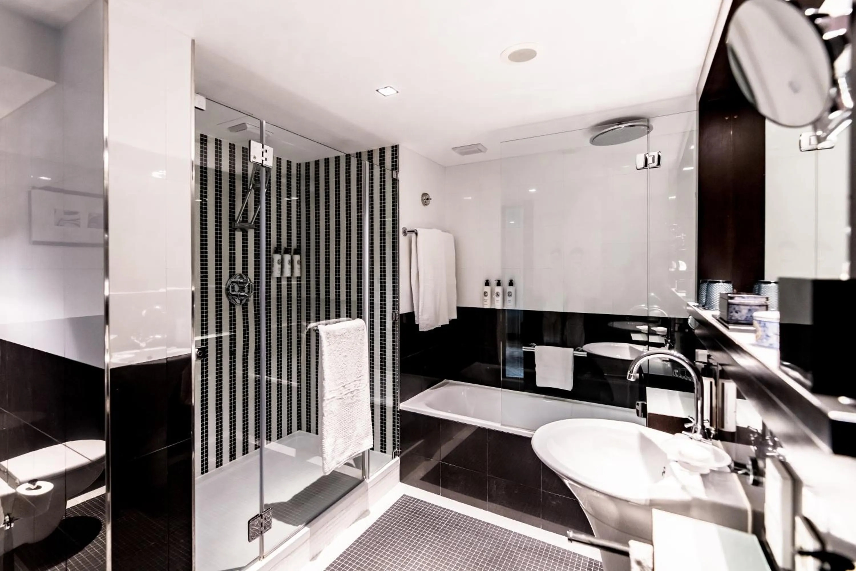 Shower in Sofitel Lisbon Liberdade