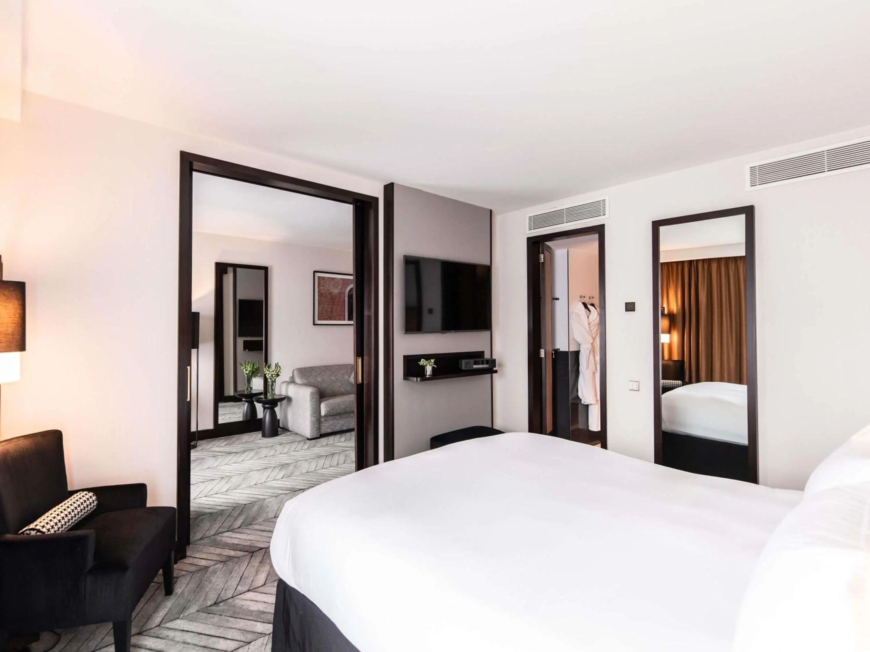 Bedroom, Bed in Sofitel Lisbon Liberdade