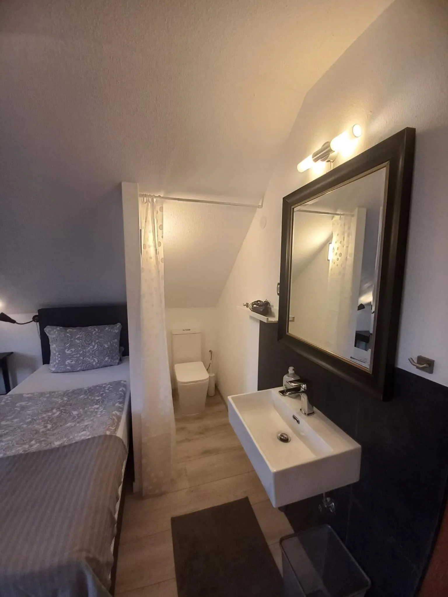 Bathroom, Bed in Best Pension