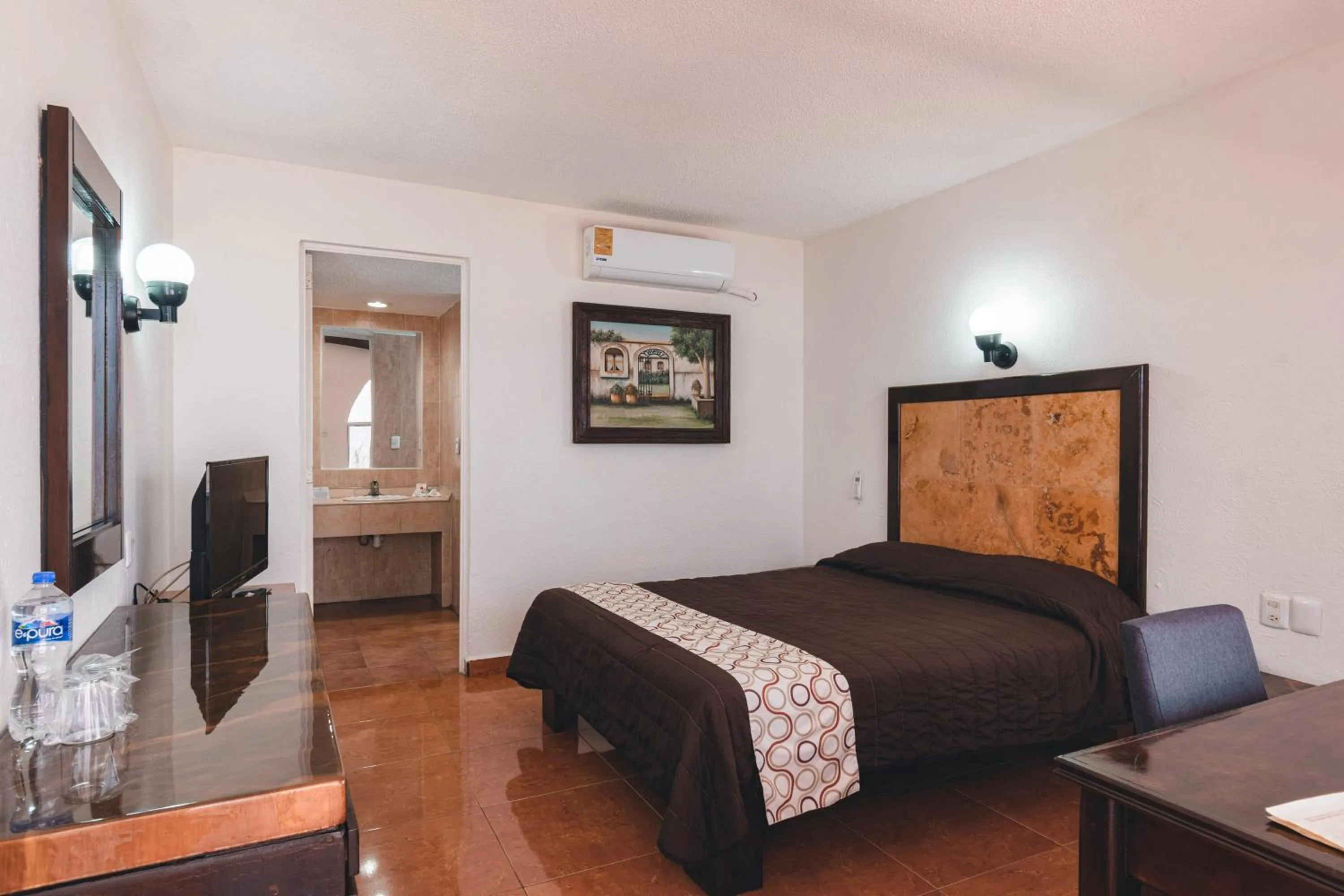 Photo of the whole room, Bed in Hotel & Suites Villa del Sol