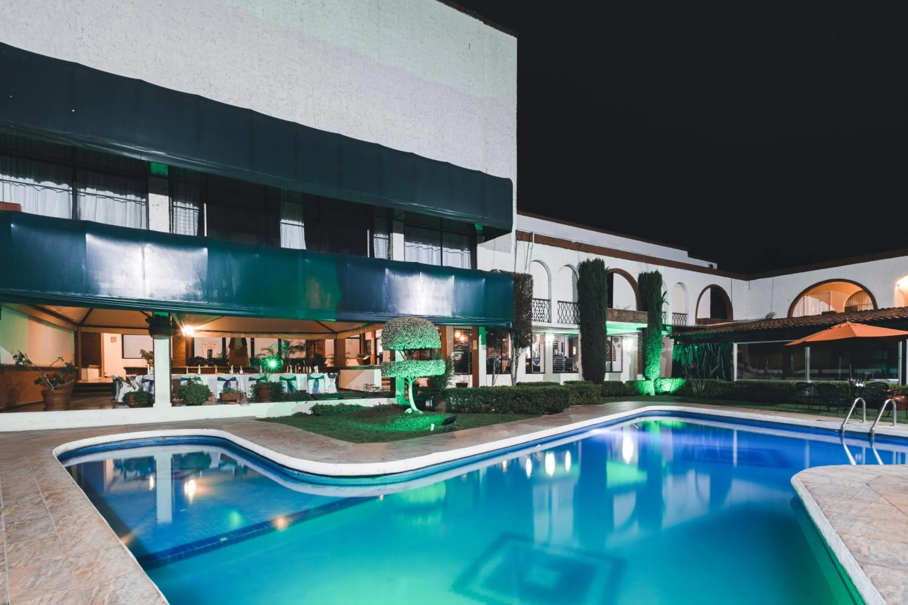 Swimming pool in Hotel & Suites Villa del Sol