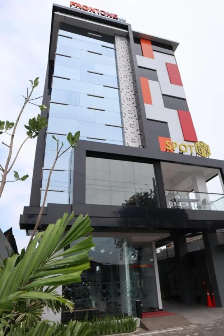 Facade/entrance in Front One Inn Kediri