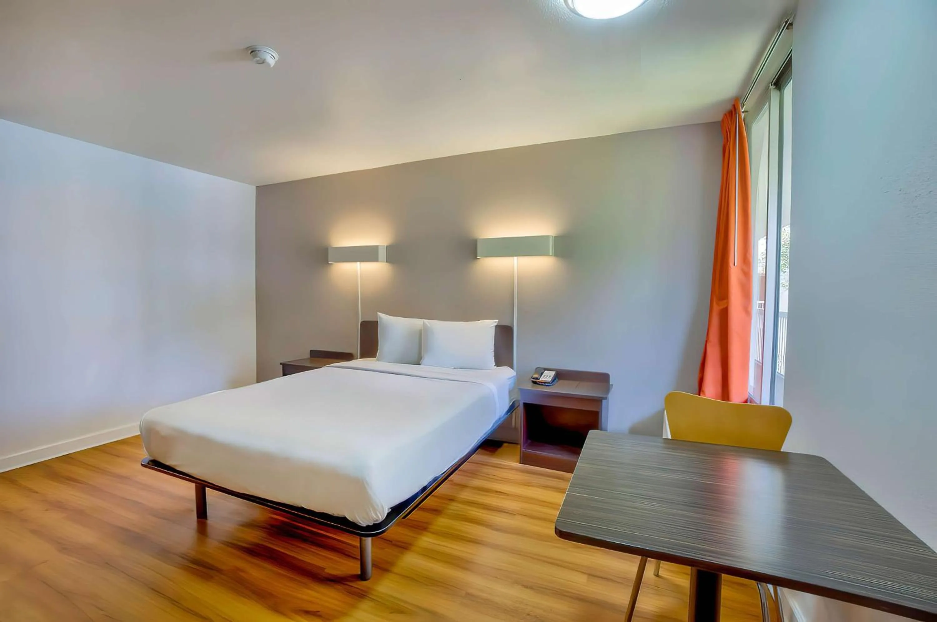 Bedroom, Bed in Motel 6-Gainesville, FL