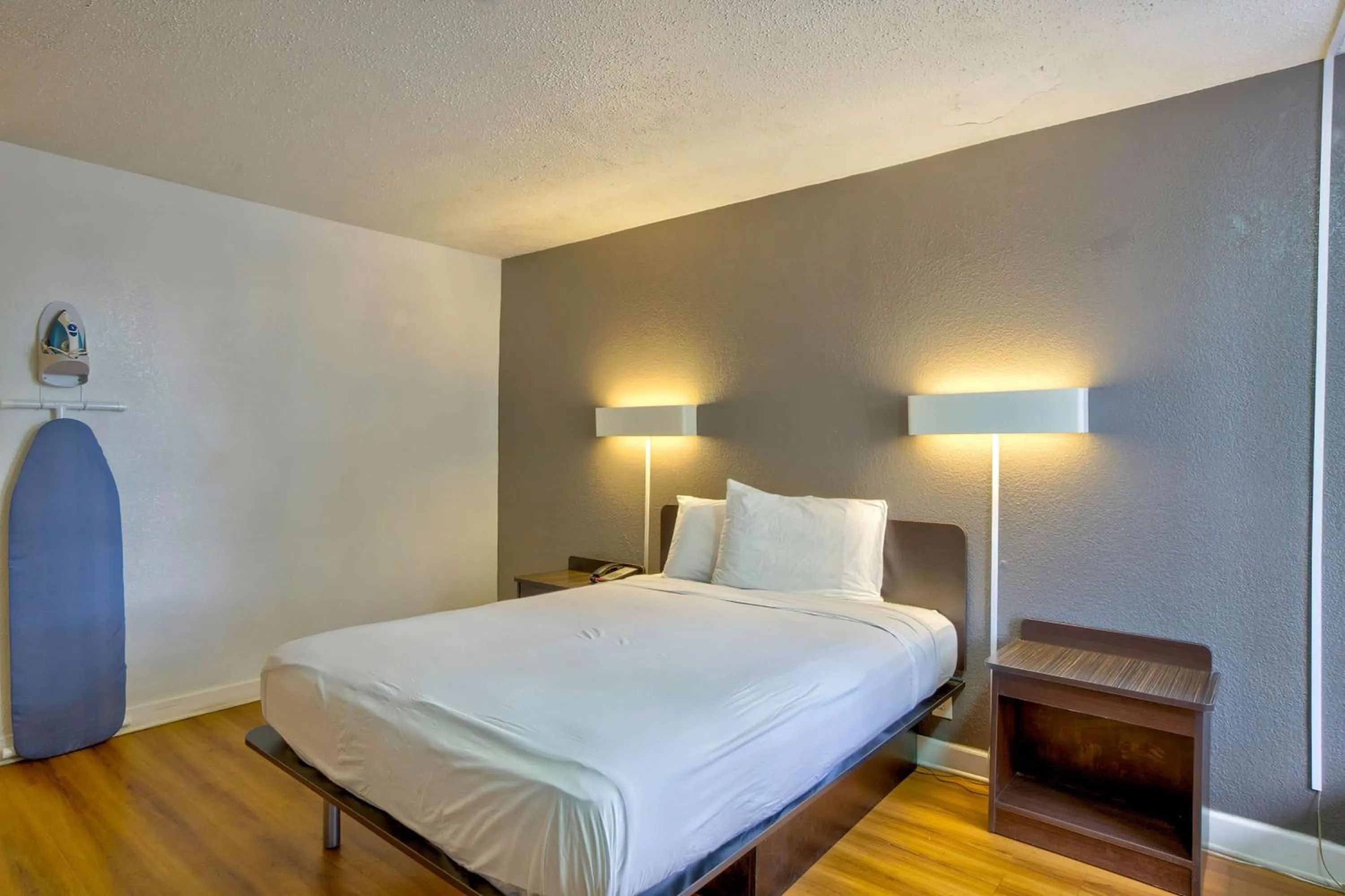 Bedroom, Bed in Motel 6-Gainesville, FL