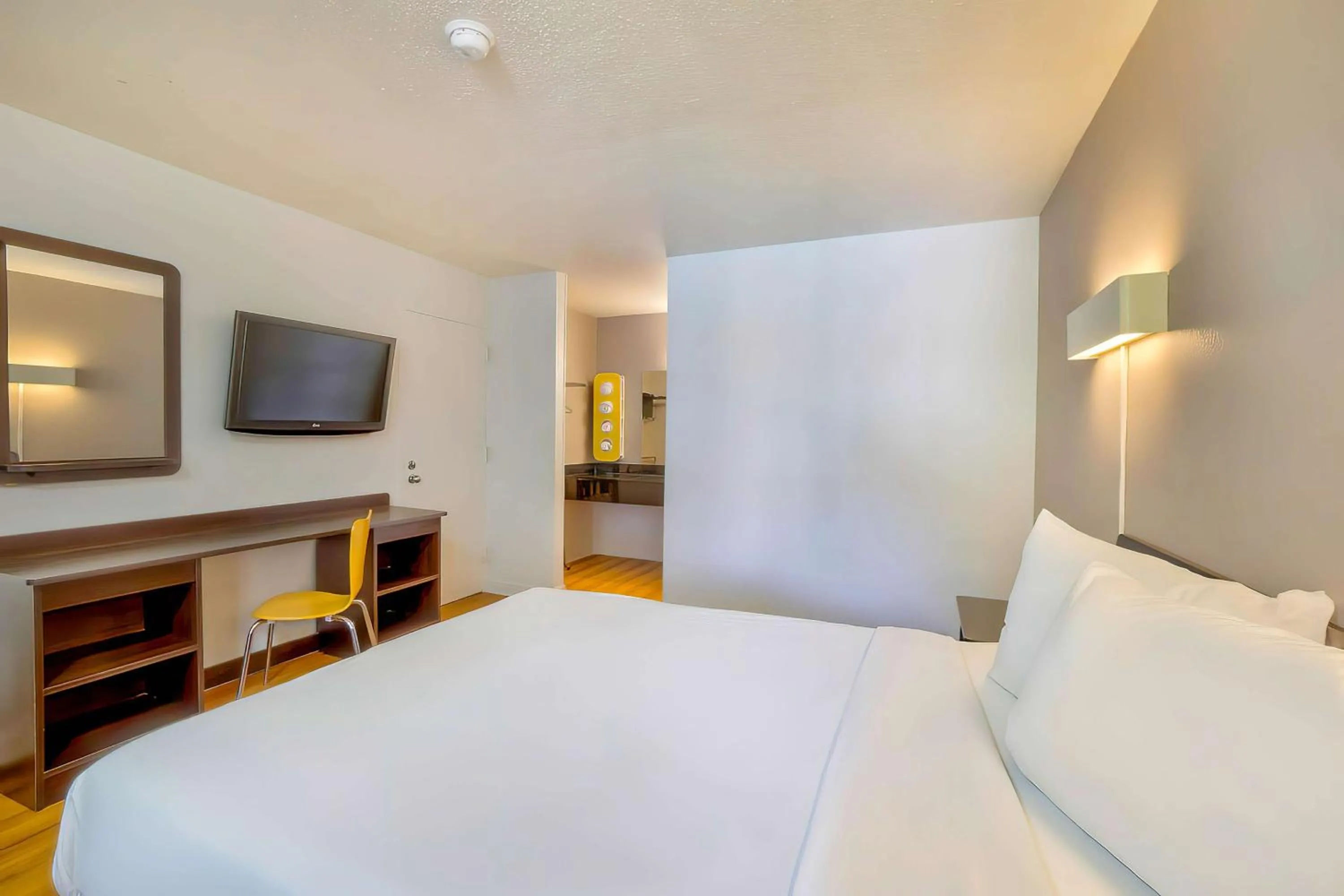 Bedroom, Bed in Motel 6-Gainesville, FL