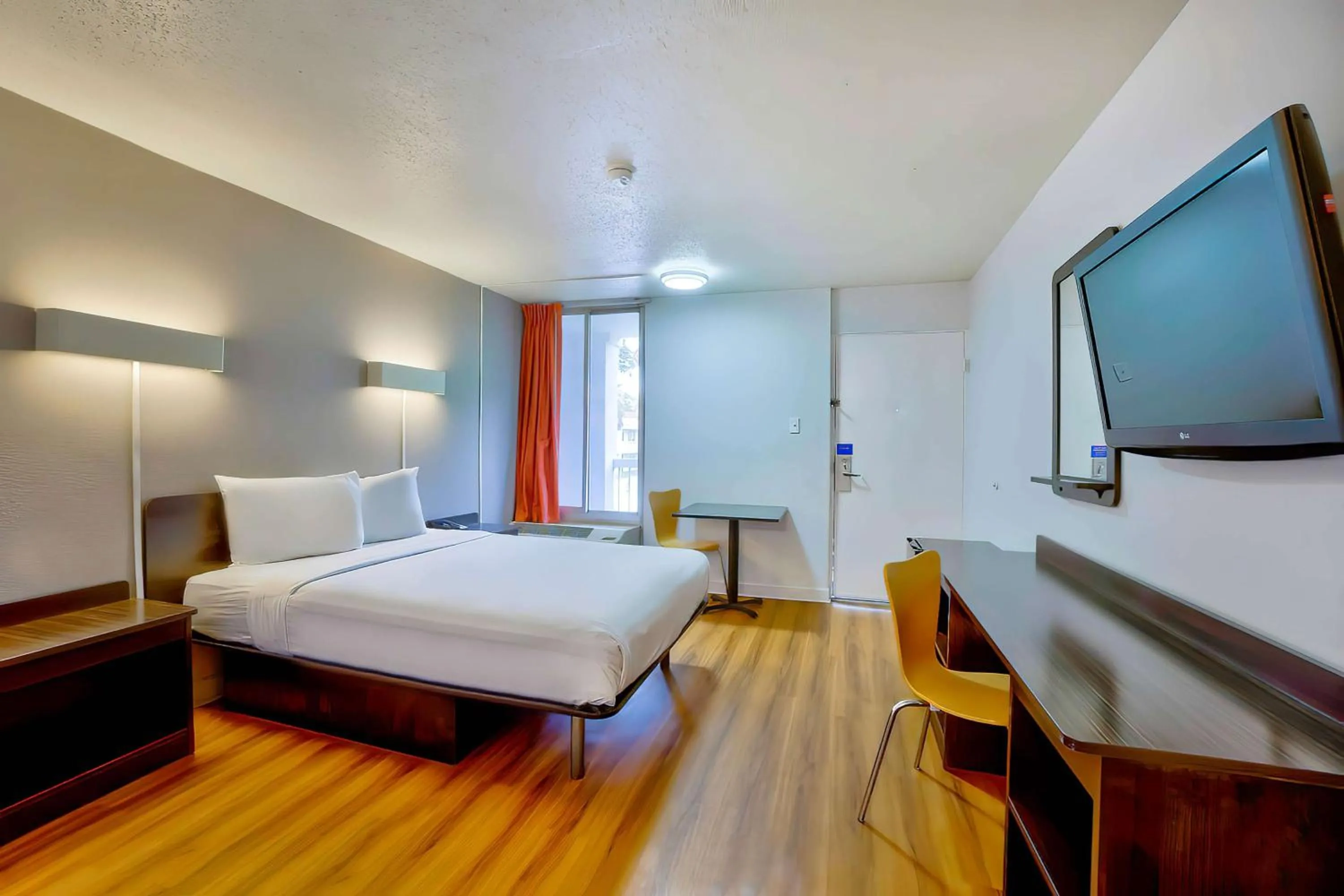 Bedroom, Bed in Motel 6-Gainesville, FL